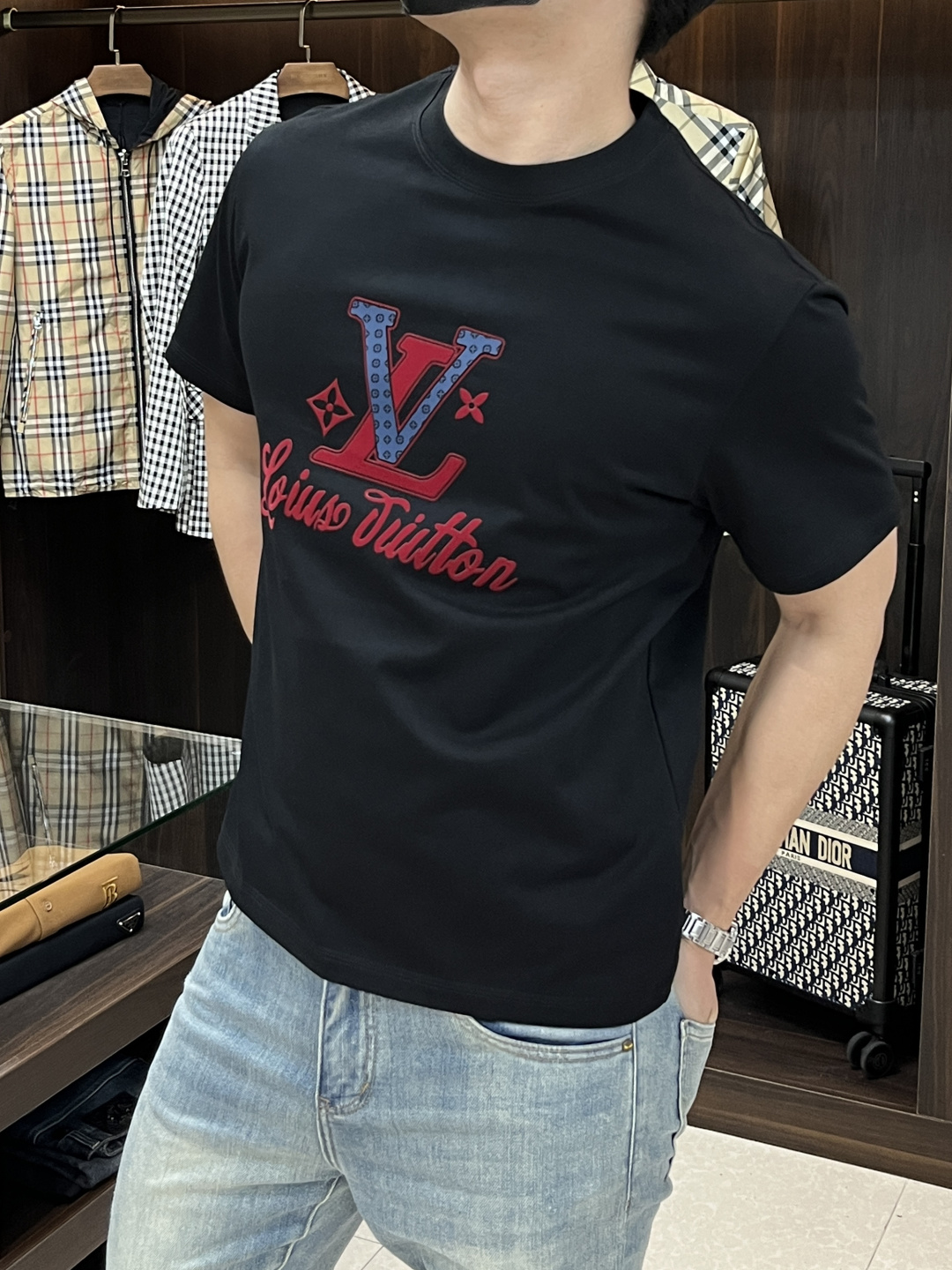 NO:161165,The main recommendation Lv is exclusively designed for new autumn donkey brand fashionable casual round neck short sleeves, high-density 320 grams pure cotton fabric, high-end needle embroidery, high-end European version original single T-shirt, trendy and fashionable casual half-sleeved, high breathable and comfortable, impeccable details, brand element design concept, reflecting high quality. It presents casual cut, and the upper body style is superb!  Code Number M-3XL H2025 new model first release, louis vuitton,louis vuitton,t-shirt,tees,t-shirt,alexander wang19860909主推 Lv 独家专供秋季新款驴牌时尚休闲圆领短袖,高密度320克纯棉面料,高级密针刺绣、高端欧版原单T恤,潮流时尚休闲半袖 透气舒适度高,细节无可挑剔,品牌元素设计理念,体现高品质.呈现休闲裁剪,上身版型超赞！码数M-3XL H2025新款首发,,louis vuitton,louis vuitton,T-shirt,tees，t-shirt,alexander wang,Men's clothing