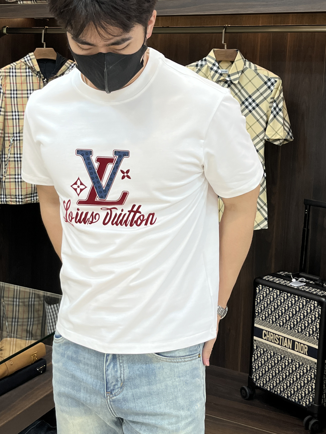 NO:162449,The main recommendation Lv is exclusively designed for new autumn donkey brand fashionable casual round neck short sleeves, high-density 320 grams pure cotton fabric, high-end needle embroidery, high-end European version original single T-shirt, trendy and fashionable casual half-sleeved, high breathable and comfortable, impeccable details, brand element design concept, reflecting high quality. It presents casual cut, and the upper body style is superb!  Code Number M-3XL H2025 new model first release, louis vuitton,louis vuitton,t-shirt,tees,t-shirt,alexander wang19860909主推 Lv 独家专供秋季新款驴牌时尚休闲圆领短袖,高密度320克纯棉面料,高级密针刺绣、高端欧版原单T恤,潮流时尚休闲半袖 透气舒适度高,细节无可挑剔,品牌元素设计理念,体现高品质.呈现休闲裁剪,上身版型超赞！码数M-3XL H2025新款首发,,louis vuitton,louis vuitton,T-shirt,tees，t-shirt,alexander wang,Men's clothing