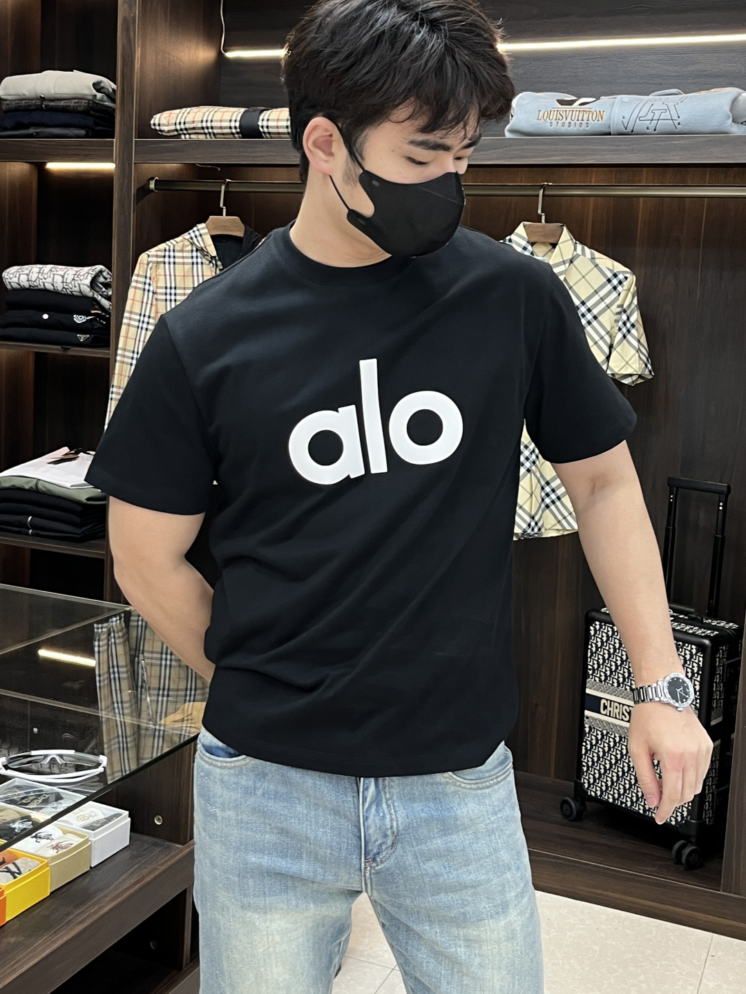 NO:161167,The main recommendation is alo. Exclusively available for the new autumn alo fashion casual round neck short sleeves, high-density 320g pure cotton fabric, high-end needle embroidery, high-end European version original single T-shirt, trendy and fashionable casual half-sleeved, high breathable and comfortable, impeccable details, brand element design concept, reflecting high quality. It presents casual cut, and the upper body style is excellent!  Code Number M-3XL H2025 new model first release, T-shirt,tees,t-shirt,alexander wang19860909主推 alo 独家专供秋季新款alo时尚休闲圆领短袖,高密度320克纯棉面料,高级密针刺绣、高端欧版原单T恤,潮流时尚休闲半袖 透气舒适度高,细节无可挑剔,品牌元素设计理念,体现高品质.呈现休闲裁剪,上身版型超赞！码数M-3XL H2025新款首发,,T-shirt,tees，t-shirt,alexander wang,Men's clothing