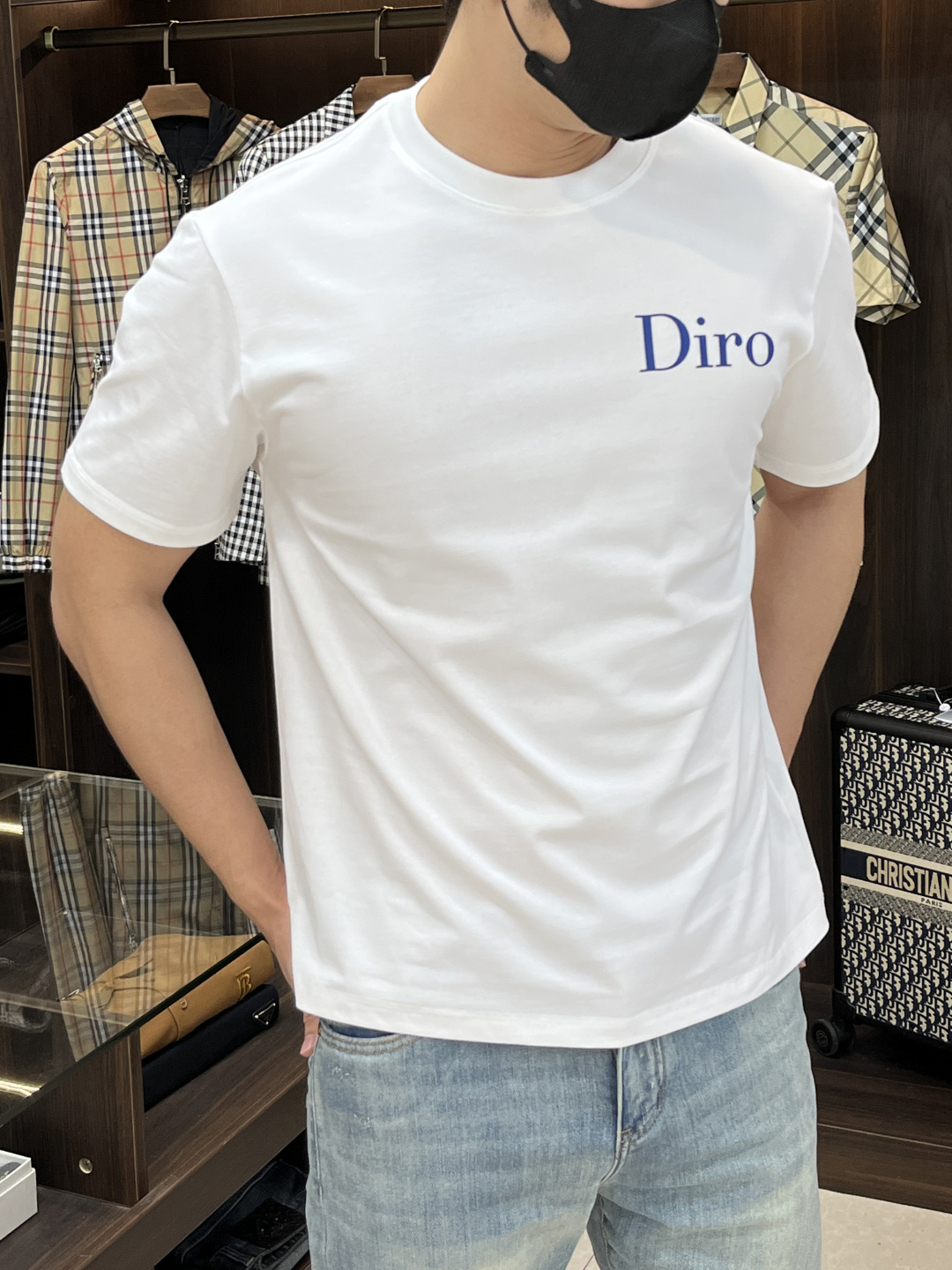 NO:161145,The main recommendation Dior is exclusively designed for the new autumn Dior fashion casual round neck short sleeves, high-density 320 grams pure cotton fabric, high-end needle embroidery, high-end European version original single T-shirt, trendy and fashionable casual half-sleeved, breathable and comfortable, impeccable details, brand element design concept, reflecting high quality. It presents casual cut, and the upper body style is superb!  Code Number M-3XL H2025 new model first release, dior, dior, T-shirt, tees, t-shirt, alexander wang19860909主推 Dior 独家专供秋季新款迪奥时尚休闲圆领短袖,高密度320克纯棉面料,高级密针刺绣、高端欧版原单T恤,潮流时尚休闲半袖 透气舒适度高,细节无可挑剔,品牌元素设计理念,体现高品质.呈现休闲裁剪,上身版型超赞！码数M-3XL H2025新款首发,,dior,dior,T-shirt,tees，t-shirt,alexander wang,Men's clothing