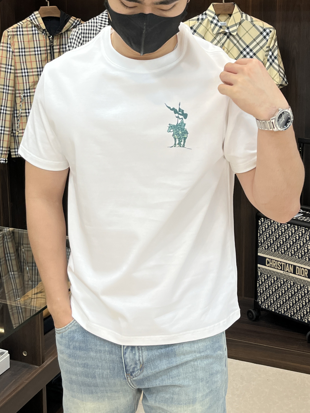 NO:161148,The main recommendation Burberry is exclusively designed for the new autumn Burberry fashion casual round neck short sleeves, high-density 320g pure cotton fabric, high-end needle embroidery, high-end European version original single T-shirt, trendy and fashionable casual half-sleeved, breathable and comfortable, impeccable details, brand element design concept, reflecting high quality. It presents casual cut, and the upper body style is superb!  Code Number M-3XL H2025 new model first launch, burberry, burberry, T-shirt, tees, t-shirt, alexander wang19860909主推 Burberry 独家专供秋季新款巴宝莉时尚休闲圆领短袖,高密度320克纯棉面料,高级密针刺绣、高端欧版原单T恤,潮流时尚休闲半袖 透气舒适度高,细节无可挑剔,品牌元素设计理念,体现高品质.呈现休闲裁剪,上身版型超赞！码数M-3XL H2025新款首发,,burberry,burberry,T-shirt,tees，t-shirt,alexander wang,Men's clothing