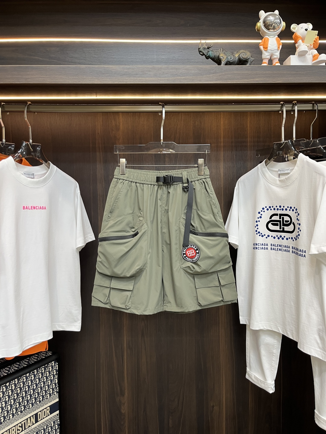 NO:162470,The main recommendation is Balencaiga 2025ss summer new men's casual shorts, high-end version!  Customized fabrics for counters are breathable and comfortable, with impeccable details, and the brand element design concept reflects high quality. The feel is delicate and soft!  It is casually cut, with a great upper body style!  Size: M-3XL H2025 new model first release, balenciaga, shorts, alexander wang19860909主推 Balencaiga 2025ss夏季新款男士休闲短裤,高端版本！专柜定制面料 透气舒适度高,细节无可挑剔,品牌元素设计理念,体现高品质.手感细腻柔软！呈现休闲裁剪,上身版型超赞！ 尺码:M-3XL H2025新款首发,,balenciaga,shorts,alexander wang,Men's clothing