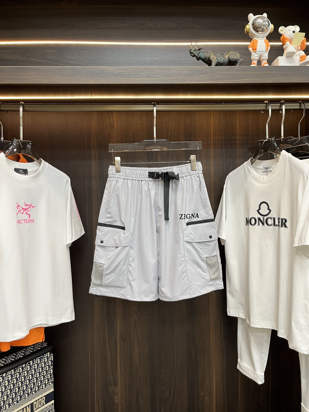 NO:162473,The main recommendation is Zegna 2025ss summer new men's casual shorts, high-end version!  Customized fabrics for counters are breathable and comfortable, with impeccable details, and the brand element design concept reflects high quality. The feel is delicate and soft!  It is casually cut, with a great upper body style!  Size: M-3XL H2025 new model first release, zegna, shorts, alexander wang19860909主推 Zegna 杰尼亚 2025ss夏季新款男士休闲短裤,高端版本！专柜定制面料 透气舒适度高,细节无可挑剔,品牌元素设计理念,体现高品质.手感细腻柔软！呈现休闲裁剪,上身版型超赞！ 尺码:M-3XL H2025新款首发,,zegna,shorts,alexander wang,Men's clothing