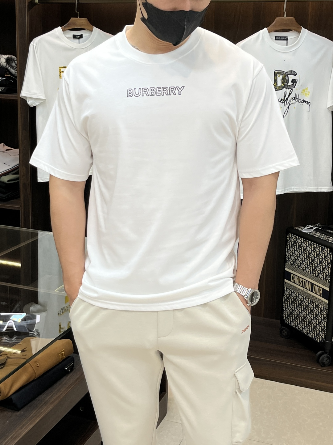 NO:162478,The main recommendation Burberry is exclusively designed for the new spring Burberry fashion casual round neck short sleeves, pure cotton fabric original single craft high-end European version original single T-shirt, trendy and fashionable casual half-sleeved, breathable and comfortable, impeccable details, brand element design concept, reflecting high quality. It presents casual cut, and the upper body style is superb!  Code Number S-xxl H2025 new model first launch, burberry, burberry, T-shirt, tees, t-shirt, alexander wang19860909主推 Burberry 独家专供春季新款巴宝莉时尚休闲圆领短袖,纯棉面料原单工艺高端欧版原单T恤,潮流时尚休闲半袖 透气舒适度高,细节无可挑剔,品牌元素设计理念,体现高品质.呈现休闲裁剪,上身版型超赞！ 码数s-xxl H2025新款首发,,burberry,burberry,T-shirt,tees，t-shirt,alexander wang,Men's clothing