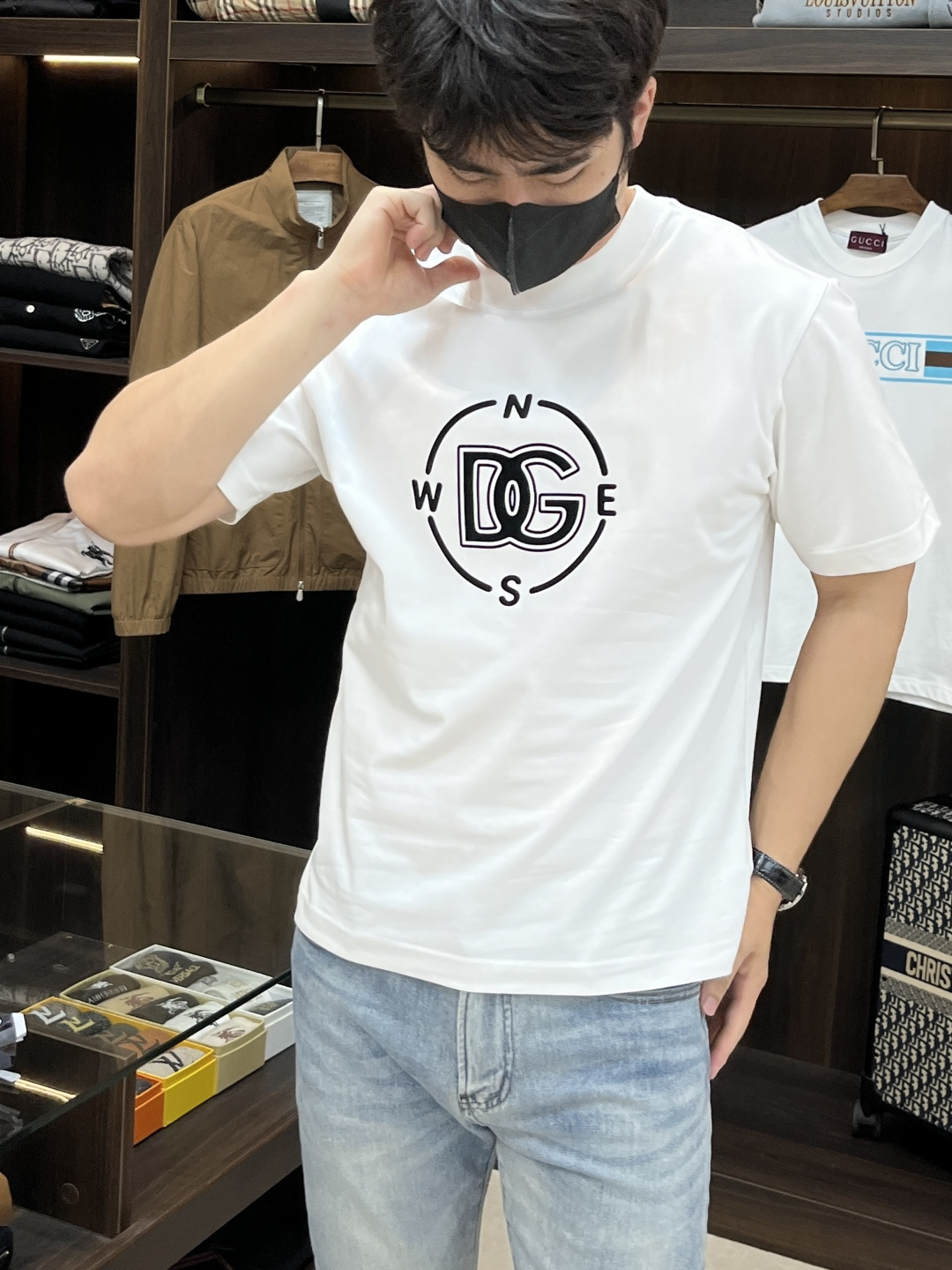 NO:162480,The main recommendation is D&G 2025 spring exclusively for new trendy men's fashionable casual short-sleeved T-shirts. The new spring casual round neck short-sleeved T-shirts, high-end European version original single trendy fashion boutique!  High breathability and comfort, impeccable details, brand elements design concept, reflecting high quality. It presents casual cut and has a great upper body style!  Code Number M-3XL H2025 new model first release, Dolce & Gabbana, T-shirt, tees, t-shirt, alexander wang19860909主推 D&G 2025春季独家专供新款潮男时尚休闲短袖T恤.春季新款休闲圆领短袖T恤衫,高端欧版原单潮流时尚精品！透气舒适度高,细节无可挑剔,品牌元素设计理念,体现高品质.呈现休闲裁剪,上身版型超赞！ 码数M-3XL H2025新款首发,,Dolce&Gabbana,T-shirt,tees，t-shirt,alexander wang,Men's clothing