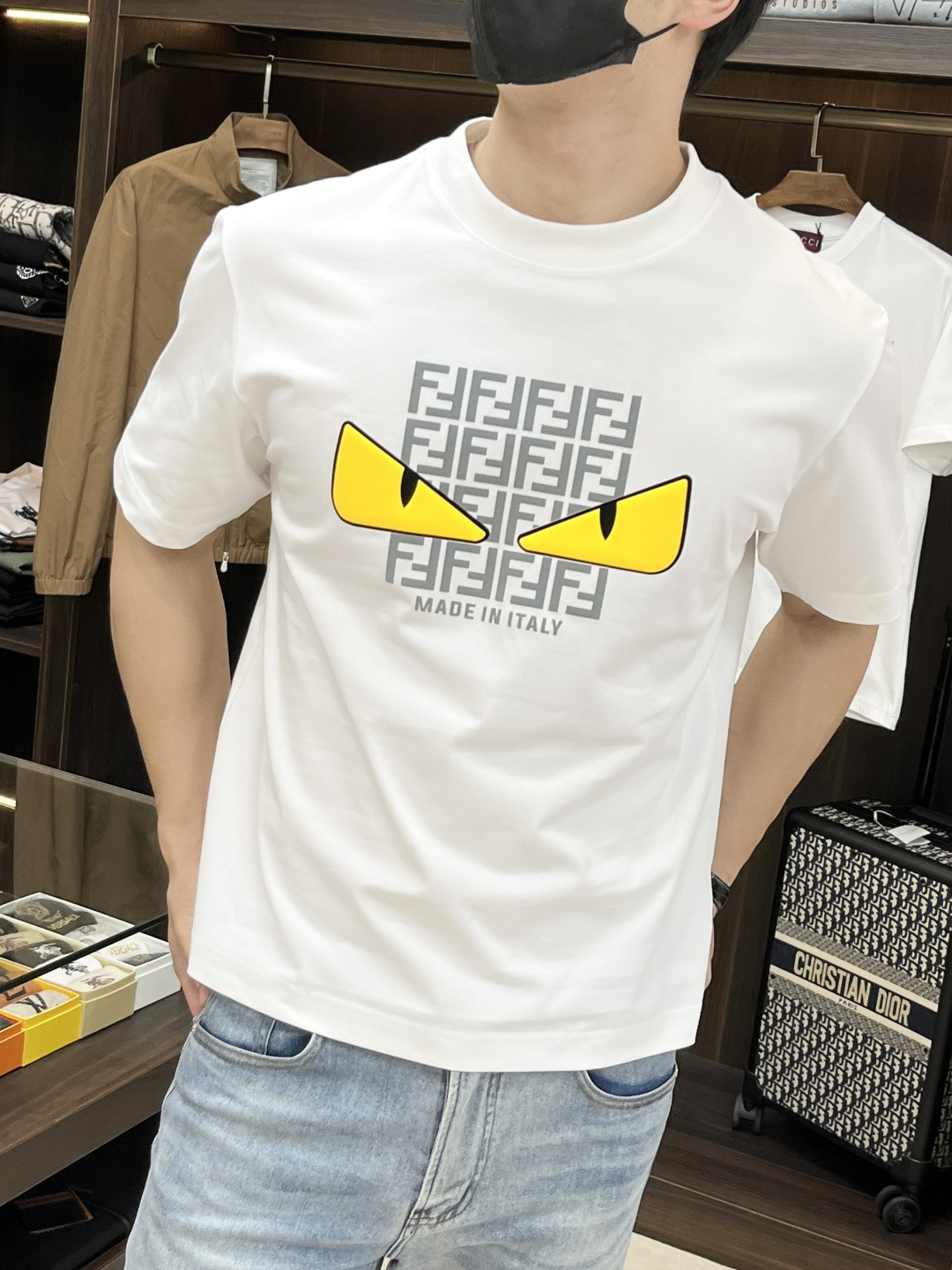 NO:162482,The main recommendation is Fendi 2025 spring exclusively for new trendy men's fashionable casual short-sleeved T-shirts. The new spring casual round neck short-sleeved T-shirts, high-end European version original single trendy fashion boutique!  High breathability and comfort, impeccable details, brand elements design concept, reflecting high quality. It presents casual cut and has a great upper body style!  Code Number M-3XL H2025 new model first release, fendi, fendi, T-shirt, tees, t-shirt, alexander wang19860909主推 Fendi 芬迪 2025春季独家专供新款潮男时尚休闲短袖T恤.春季新款休闲圆领短袖T恤衫,高端欧版原单潮流时尚精品！透气舒适度高,细节无可挑剔,品牌元素设计理念,体现高品质.呈现休闲裁剪,上身版型超赞！ 码数M-3XL H2025新款首发,,fendi,fendi,T-shirt,tees，t-shirt,alexander wang,Men's clothing