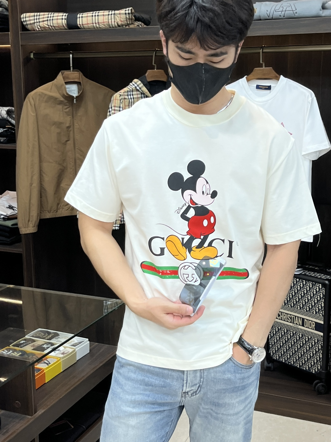 NO:162484,The main recommendation Gucci is exclusively designed for the new spring Gucci fashion casual round neck short sleeves, pure cotton fabric original single craft high-end European version original single T-shirt, trendy and fashionable casual half-sleeved, breathable and comfortable, impeccable details, brand element design concept, reflecting high quality. It presents casual cut, and the upper body style is superb!  Code number Xs-XL H2025 new model first release, gucci, gucci, T-shirt, tees, t-shirt, alexander wang19860909主推 Gucci 独家专供春季新款古驰时尚休闲圆领短袖,纯棉面料原单工艺高端欧版原单T恤,潮流时尚休闲半袖 透气舒适度高,细节无可挑剔,品牌元素设计理念,体现高品质.呈现休闲裁剪,上身版型超赞！ 码数Xs-XL H2025新款首发,,gucci,gucci,T-shirt,tees，t-shirt,alexander wang,Men's clothing