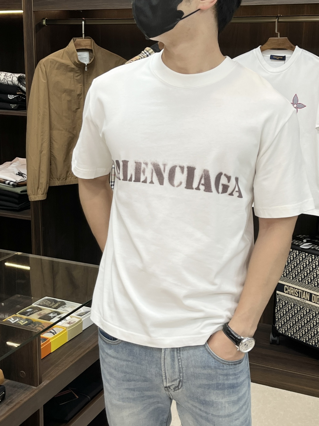 NO:162486,The main recommendation is Balencaiga, exclusively for the new spring style of Balencaiga, fashionable and casual round neck short sleeves, pure cotton fabric original single craft high-end European version original single T-shirt, trendy and fashionable and casual half-sleeved, breathable and comfortable, impeccable details, brand element design concept, reflecting high quality. It presents casual cut, and the upper body style is excellent!  Code Number Xs-XL H2025 new model first release, balenciaga, balenciaga, T-shirt,tees, t-shirt,alexander wang19860909主推 Balencaiga 独家专供春季新款巴黎世家时尚休闲圆领短袖,纯棉面料原单工艺高端欧版原单T恤,潮流时尚休闲半袖 透气舒适度高,细节无可挑剔,品牌元素设计理念,体现高品质.呈现休闲裁剪,上身版型超赞！ 码数Xs-XL H2025新款首发,,balenciaga,balenciaga,T-shirt,tees，t-shirt,alexander wang,Men's clothing