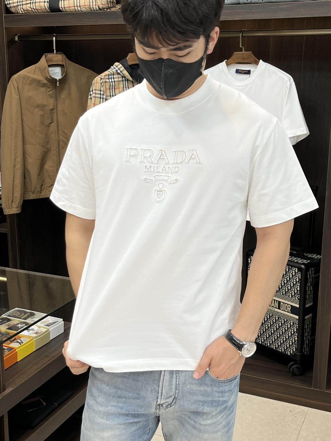 NO:162488,The main recommendation is Prada exclusively for the new spring style Prada fashion casual round neck short sleeves, pure cotton fabric original single craft high-end European version original single T-shirt, trendy and fashionable casual half-sleeved, breathable and comfortable, impeccable details, brand element design concept, reflecting high quality. It presents casual cut, and the upper body style is superb!  Code number Xs-XL H2025 new model first release, prada, prada, T-shirt, tees, t-shirt, alexander wang19860909主推 Prada 独家专供春季新款普拉达时尚休闲圆领短袖,纯棉面料原单工艺高端欧版原单T恤,潮流时尚休闲半袖 透气舒适度高,细节无可挑剔,品牌元素设计理念,体现高品质.呈现休闲裁剪,上身版型超赞！ 码数Xs-XL H2025新款首发,,prada,prada,T-shirt,tees，t-shirt,alexander wang,Men's clothing