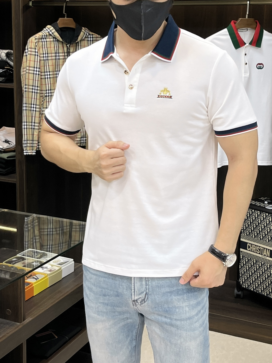 NO:162490,The main recommendation Gucci 2025 spring exclusively offers new TB trendy men's fashionable casual business lapel short-sleeved T-shirt. Spring new business casual lapel short-sleeved T-shirt, high-end European version original single trendy fashion boutique!  High breathability and comfort, impeccable details, brand elements design concept, reflecting high quality. It presents casual cut and has a great upper body style!  Code Number M-XXXL H2025 new model first release, gucci, gucci, T-shirt, tees, t-shirt, alexander wang19860909主推 Gucci 古驰 2025春季独家专供新款TB潮男时尚休闲商务翻领短袖T恤.春季新款商务休闲翻领短袖T恤衫,高端欧版原单潮流时尚精品！透气舒适度高,细节无可挑剔,品牌元素设计理念,体现高品质.呈现休闲裁剪,上身版型超赞！ 码数M-XXXL H2025新款首发,,gucci,gucci,T-shirt,tees，t-shirt,alexander wang,Men's clothing