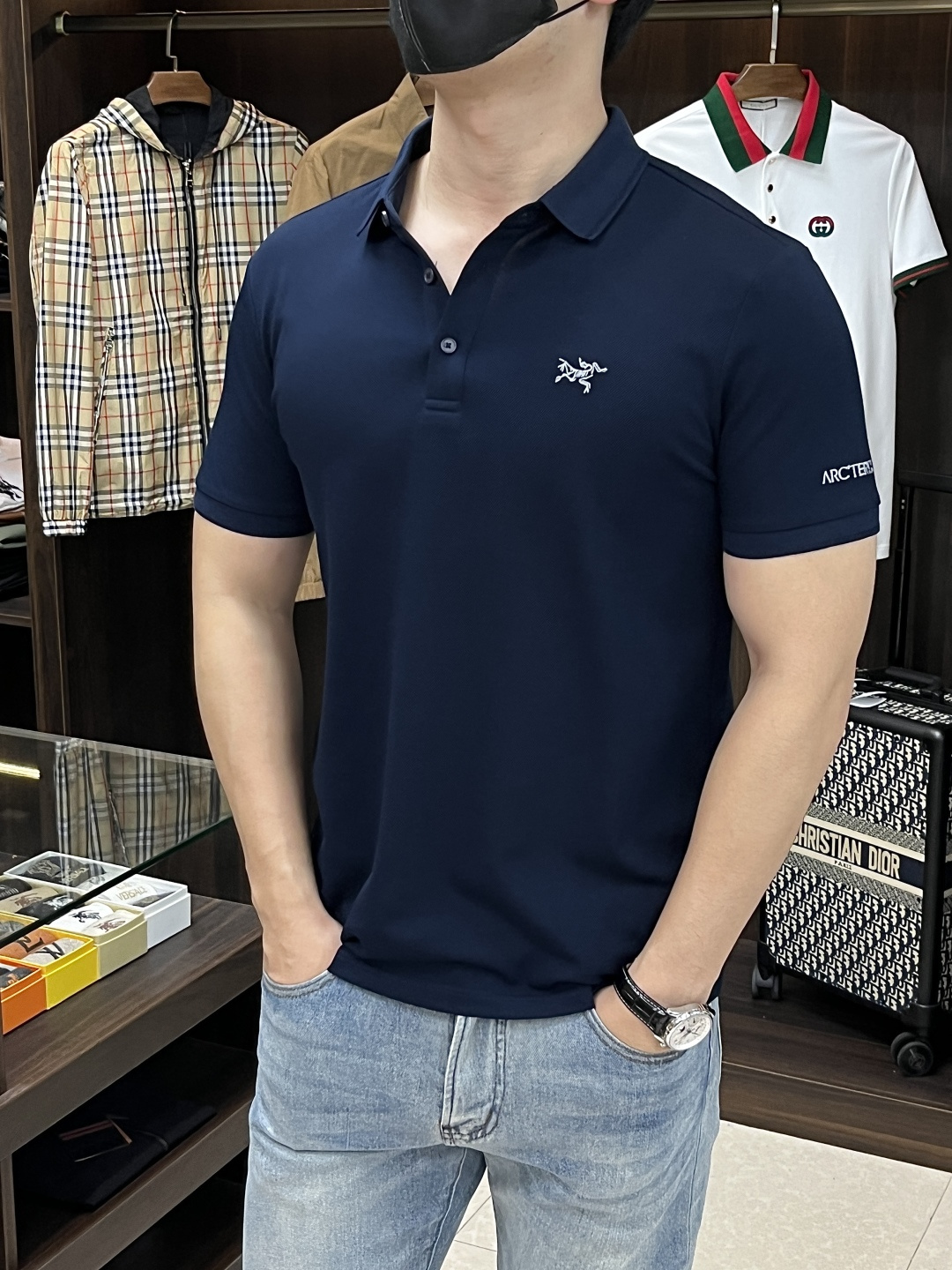 NO:162492,The main recommendation is Archaeopteryx 2025 spring exclusively for new TB trendy men's fashionable casual business lapel short-sleeved T-shirt. The new spring business casual lapel short-sleeved T-shirt, high-end European version original single trendy fashion boutique!  High breathability and comfort, impeccable details, brand elements design concept, reflecting high quality. It presents casual cut and has a great upper body style!  Code Number M-XXXL H2025 new model first release, arc'teryx, T-shirt,tees, t-shirt,alexander wang19860909主推 始祖鸟 2025春季独家专供新款TB潮男时尚休闲商务翻领短袖T恤.春季新款商务休闲翻领短袖T恤衫,高端欧版原单潮流时尚精品！透气舒适度高,细节无可挑剔,品牌元素设计理念,体现高品质.呈现休闲裁剪,上身版型超赞！ 码数M-XXXL H2025新款首发,arc'teryx,T-shirt,tees，t-shirt,alexander wang,Men's clothing