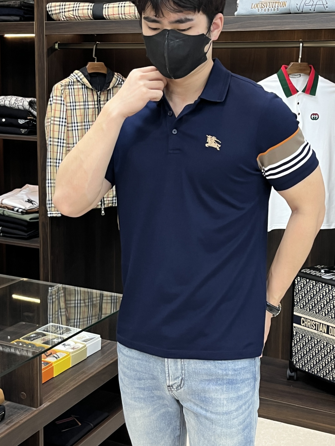 NO:162494,The main recommendation Burberry Burberry is exclusively available for the new TB trendy men's fashionable casual business lapel short-sleeved T-shirt in spring. The new spring business casual lapel short-sleeved T-shirt in spring, high-end European version original single trendy fashion boutique!  High breathability and comfort, impeccable details, brand elements design concept, reflecting high quality. It presents casual cut and has a great upper body style!  Code Number M-XXXL H2025 new model first launch, burberry, burberry, T-shirt, tees, t-shirt, alexander wang19860909主推 Burberry 巴宝莉 2025春季独家专供新款TB潮男时尚休闲商务翻领短袖T恤.春季新款商务休闲翻领短袖T恤衫,高端欧版原单潮流时尚精品！透气舒适度高,细节无可挑剔,品牌元素设计理念,体现高品质.呈现休闲裁剪,上身版型超赞！ 码数M-XXXL H2025新款首发,,burberry,burberry,T-shirt,tees，t-shirt,alexander wang,Men's clothing