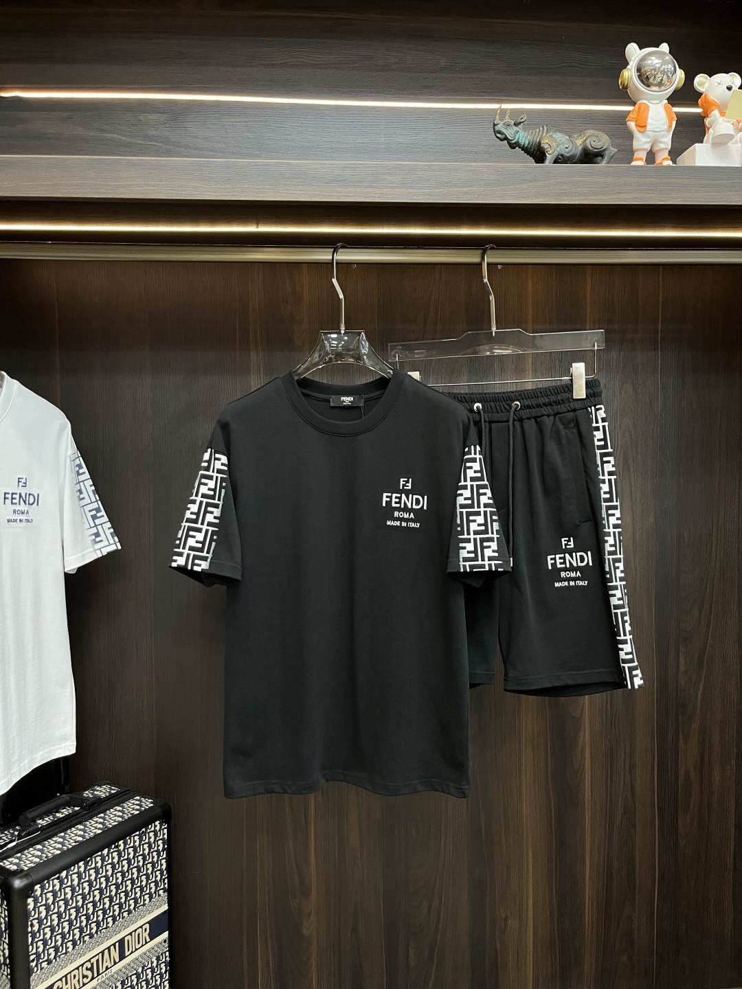 NO:162477,The main recommendation is Fendi Early Spring 2025 latest fashion designer short-sleeved shorts suit, details everywhere show that the craftsmanship is high-end. The structural tailoring design changes are to show the diverse image changes of men, slim and neat, and tailoring is integrated to meet the popular multi-layered outfits and versatile styles of life!  Number of codes 48-56 H2025 new model first release, fendi, fendi, shorts, T-shirt, alexander wang19860909主推 Fendi 早春款2025最新款时尚设计师款芬迪短袖短裤套装,处处细节显工艺足够的高级 结构性剪裁的设计改变来展现男士多样的形象变化,修身利落、剪裁合体,满足时下正流行的多层次穿搭,生活百搭款式！ 码数48-56 H2025新款首发,,fendi,fendi,shorts,T-shirt,alexander wang,Men's clothing