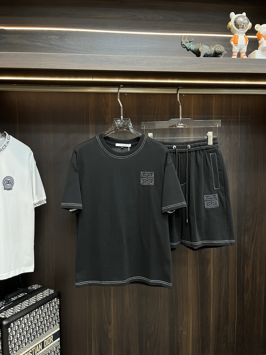 NO:162479,The main recommendation is Givenchy early spring 2025 latest fashion designer Givenchy short-sleeved shorts suit, details everywhere show the high-end craftsmanship. The structural tailoring design changes are to show the diverse image changes of men, slim and neat, and tailoring, satisfying the popular multi-layered outfits and versatile life styles!  Number of codes 48-56 H2025 new model first release, given , given , given , given , shorts , T-shirt , alexander wang19860909主推 Givenchy 早春款2025最新款时尚设计师款纪梵希短袖短裤套装,处处细节显工艺足够的高级 结构性剪裁的设计改变来展现男士多样的形象变化,修身利落、剪裁合体,满足时下正流行的多层次穿搭,生活百搭款式！ 码数48-56 H2025新款首发,,givenchy,givenchy,shorts,T-shirt,alexander wang,Men's clothing