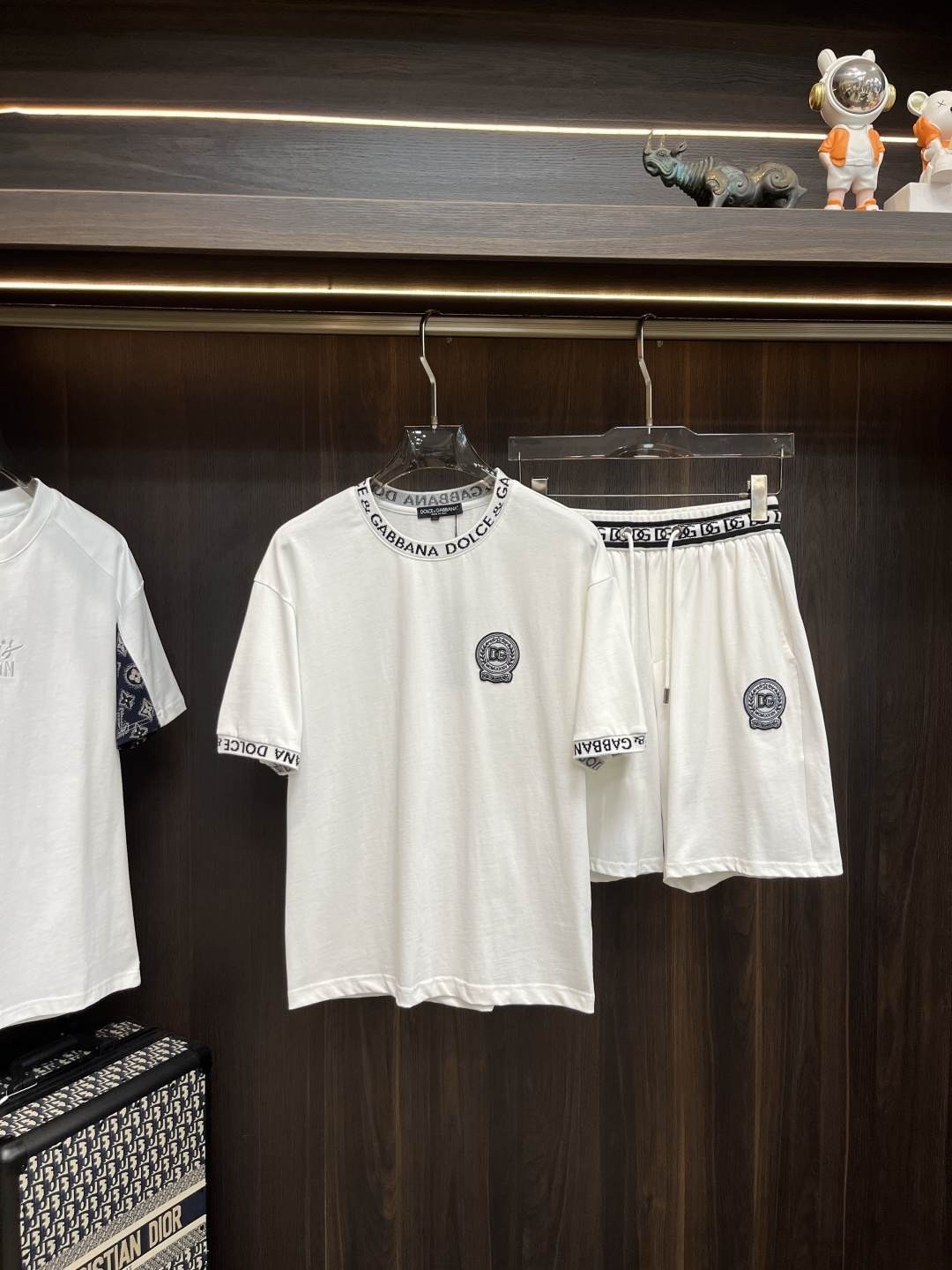 NO:162481,The main recommendation is D&G early spring 2025 latest fashion designer short-sleeved shorts suit, details everywhere show that the craftsmanship is high-end. The design changes of structural tailoring are to show the diverse image changes of men, slim and neat, and tailoring is integrated to meet the popular multi-layered outfits and versatile life styles!  Number of codes 48-56 H2025 new model first release, Dolce & Gabbana, shorts, T-shirt, alexander wang19860909主推 D&G 早春款2025最新款时尚设计师款短袖短裤套装,处处细节显工艺足够的高级 结构性剪裁的设计改变来展现男士多样的形象变化,修身利落、剪裁合体,满足时下正流行的多层次穿搭,生活百搭款式！ 码数48-56 H2025新款首发,,Dolce&Gabbana,shorts,T-shirt,alexander wang,Men's clothing