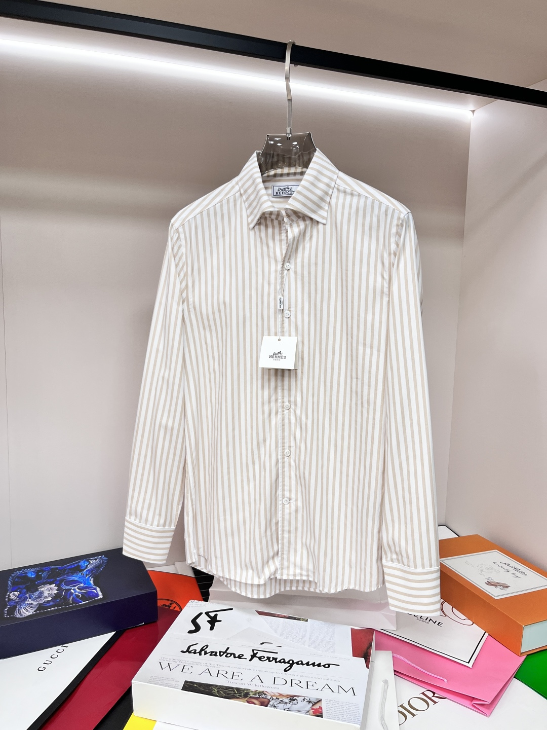 NO:162483,The main recommendation Hermes is exclusively designed for new autumn fashion business shirts, pure cotton fabric high-end needle embroidery, high-end European version original single T-shirt, trendy and fashionable casual half-sleeved, breathable and comfortable, impeccable details, brand element design concept, reflecting high quality. It presents casual cut, and the upper body style is superb!  Code Number M-XXXL H2025 new model first release, hermes, hermes,shirts,tees,t-shirt,alexander wang19860909主推 Hermes 爱马仕 独家专供秋季新款时尚商务衬衫,纯棉面料高级密针刺绣、高端欧版原单T恤,潮流时尚休闲半袖 透气舒适度高,细节无可挑剔,品牌元素设计理念,体现高品质.呈现休闲裁剪,上身版型超赞！ 码数M-XXXL H2025新款首发,,hermes,hermes,shirts,tees，t-shirt,alexander wang,Men's clothing