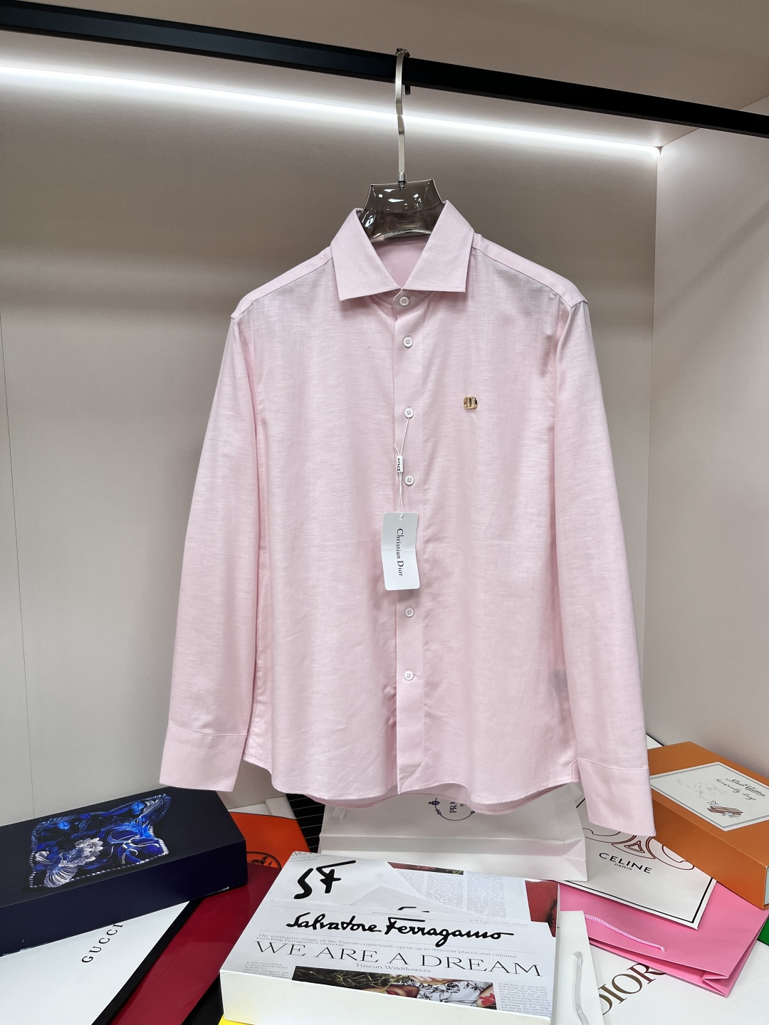 NO:162485,The main recommendation is Dior. It is exclusively designed for new autumn fashion business shirts, high-end cotton fabric embroidery, high-end European version original single T-shirt, trendy and fashionable casual half-sleeved, breathable and comfortable, impeccable details, brand element design concept, reflecting high quality. It presents casual cut, and the upper body style is excellent!  Code Number M-XXXL H2025 new model first release, dior, dior,shirts,tees,t-shirt,alexander wang19860909主推 Dior 迪奥 独家专供秋季新款时尚商务衬衫,纯棉面料高级密针刺绣、高端欧版原单T恤,潮流时尚休闲半袖 透气舒适度高,细节无可挑剔,品牌元素设计理念,体现高品质.呈现休闲裁剪,上身版型超赞！ 码数M-XXXL H2025新款首发,,dior,dior,shirts,tees，t-shirt,alexander wang,Men's clothing