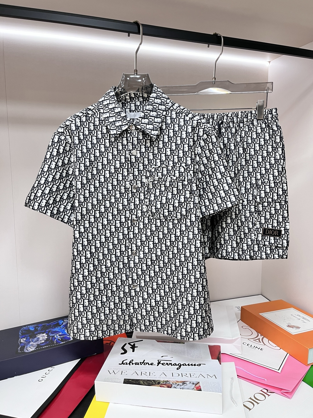 NO:428853,g mainly recommends Dior spring new jacket jacket Dior spring lapel suit, the latest top official website original list, comfortable to wear, super texture, a must-have for short-sleeved casual shorts suit, long wear, the overall design is fashionable and simple, and the zippered placket edge design!  Symbolizes the highest quality of the brand, the original single brand [bad smile] classic eternal!  Accept any kind of test!  Size M~XXXL (model 175/125 catties wear M) H2025 new model first release, dior, dior, shorts, jackets & coats, jackets & coats, T-shirt, alexander wang19860909g 主推Dior 春季新款夹克外套迪奥春款翻领套装,最新顶尖官网原单,穿着舒适 质感超强 短袖休闲短裤套装出行必备,穿着时间长,整体设计时尚而简洁,拉链门襟处包边设计！象征了品牌至高的品质,原单大牌[坏笑] 经典永恒！接受任何形式的考验！ 尺码M～XXXL（模特175/125斤穿M） H2025新款首发,,dior,dior,shorts,jackets & coats,jackets & coats,T-shirt,alexander wang,Men's clothing