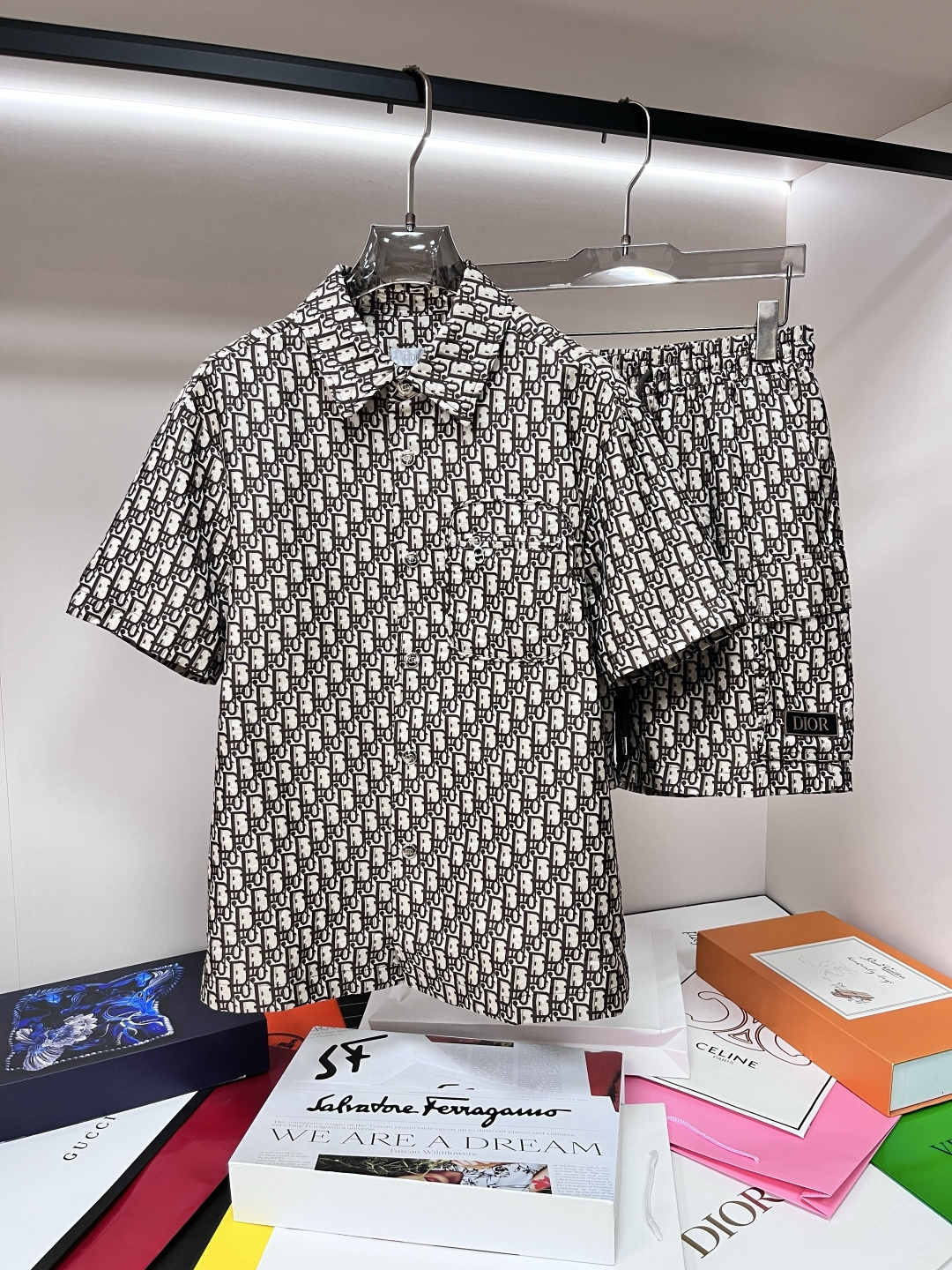 NO:428849,g mainly recommends Dior spring new jacket jacket Dior spring lapel suit, the latest top official website original list, comfortable to wear, super texture, a must-have for short-sleeved casual shorts suit, long wear, the overall design is fashionable and simple, and the zippered placket edge design!  Symbolizes the highest quality of the brand, the original single brand [bad smile] classic eternal!  Accept any kind of test!  Size M~XXXL (model 175/125 catties wear M) H2025 new model first release, dior, dior, shorts, jackets & coats, jackets & coats, T-shirt, alexander wang19860909g 主推 Dior 春季新款夹克外套迪奥春款翻领套装,最新顶尖官网原单,穿着舒适 质感超强 短袖休闲短裤套装出行必备,穿着时间长,整体设计时尚而简洁,拉链门襟处包边设计！象征了品牌至高的品质,原单大牌[坏笑] 经典永恒！接受任何形式的考验！ 尺码M～XXXL（模特175/125斤穿M） H2025新款首发,,dior,dior,shorts,jackets & coats,jackets & coats,T-shirt,alexander wang,Men's clothing