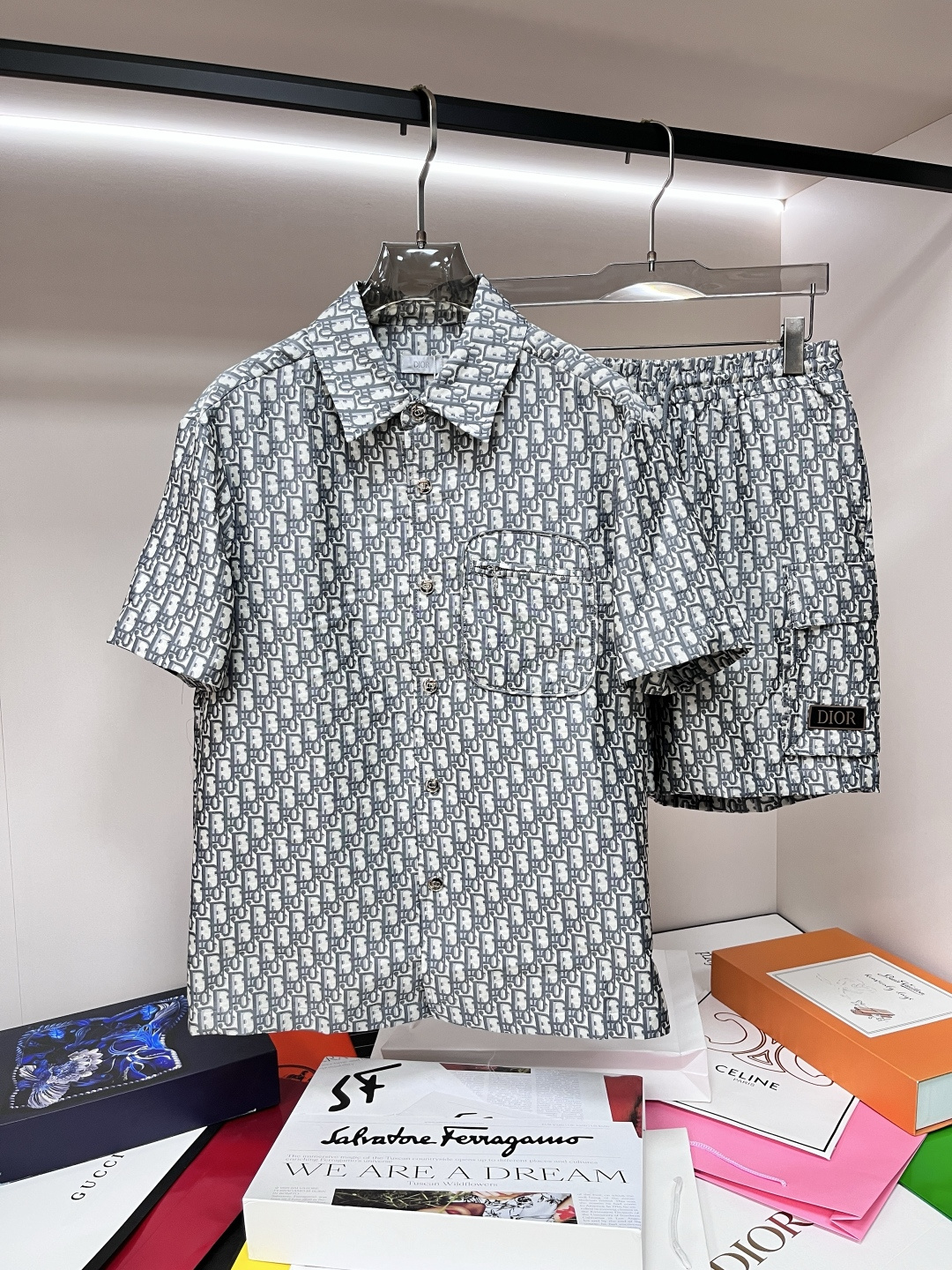 NO:162487,The main recommendation is Dior Spring New Jacket Jacket Dior Spring Lapel Set, the latest top official website original list, comfortable to wear, super texture, a must-have for short-sleeved casual shorts suit, long wear, the overall design is fashionable and simple, and the zippered placket edge design!  Symbolizes the highest quality of the brand, the original single brand [bad smile] classic eternal!  Accept any kind of test!  Size M~XXXL (model 175/125 catties wear M) H2025 new model first release, dior, dior, shorts, jackets & coats, jackets & coats, T-shirt, alexander wang19860909主推 Dior 春季新款夹克外套迪奥春款翻领套装,最新顶尖官网原单,穿着舒适 质感超强 短袖休闲短裤套装出行必备,穿着时间长,整体设计时尚而简洁,拉链门襟处包边设计！象征了品牌至高的品质,原单大牌[坏笑] 经典永恒！接受任何形式的考验！ 尺码M～XXXL（模特175/125斤穿M） H2025新款首发,,dior,dior,shorts,jackets & coats,jackets & coats,T-shirt,alexander wang,Men's clothing