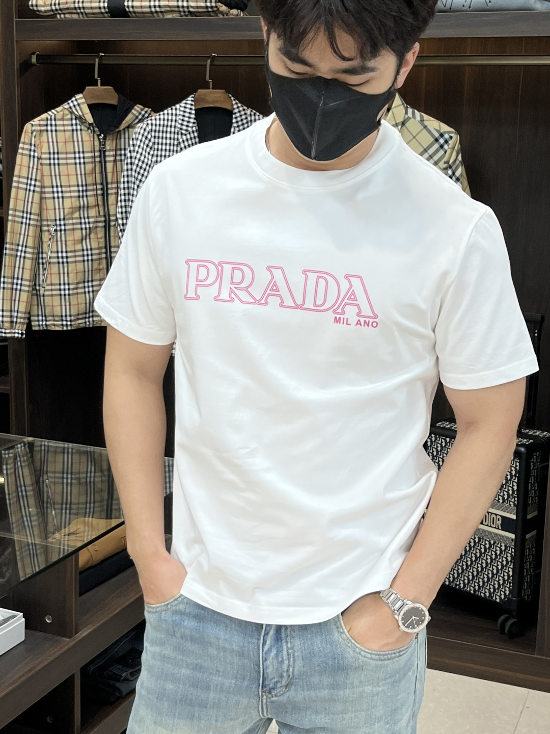 NO:162489,The main recommendation is Prada exclusively for the new autumn Prada fashion casual round neck short sleeves, high-density 320g pure cotton fabric, high-end needle embroidery, high-end European version original single T-shirt, trendy and fashionable casual half-sleeved, high breathable and comfortable, impeccable details, brand element design concept, reflecting high quality. It presents casual cut, and the upper body style is superb!  Code Number M-3XL H2025 new model first release, prada, prada, T-shirt, tees, t-shirt, alexander wang19860909主推 Prada 独家专供秋季新款普拉达时尚休闲圆领短袖,高密度320克纯棉面料,高级密针刺绣、高端欧版原单T恤,潮流时尚休闲半袖 透气舒适度高,细节无可挑剔,品牌元素设计理念,体现高品质.呈现休闲裁剪,上身版型超赞！ 码数M-3XL H2025新款首发,,prada,prada,T-shirt,tees，t-shirt,alexander wang,Men's clothing