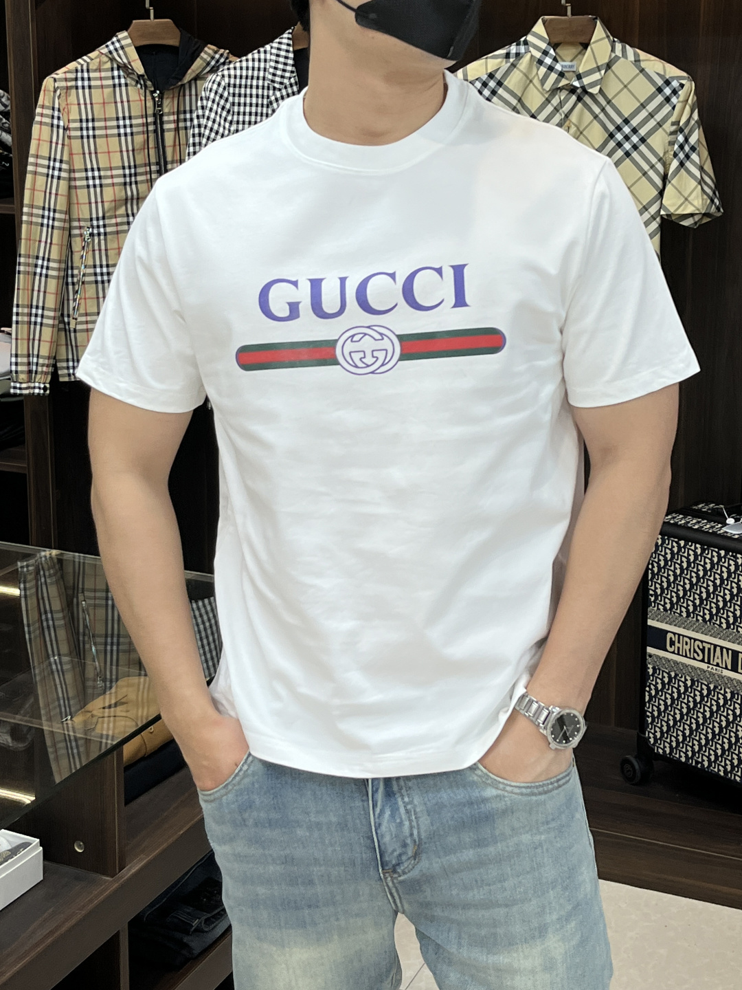 NO:644588,Mainly recommended by Gucci. Exclusively for autumn new Gucci fashionable casual round neck short sleeves, high-density 320g pure cotton fabric, advanced dense needle embroidery, high-end European original single T-shirt, trendy fashionable casual half-sleeves. High breathability and comfort, impeccable details, brand element design concept, reflecting high quality. Presenting casual tailoring, the upper body shape is awesome!  Size M-3XL H new model first release,,gucci,gucci,T-shirt,tees,t-shirt,alexander wang19860909主推 Gucci 独家专供秋季新款古驰时尚休闲圆领短袖,高密度320克纯棉面料,高级密针刺绣、高端欧版原单T恤,潮流时尚休闲半袖 透气舒适度高,细节无可挑剔,品牌元素设计理念,体现高品质.呈现休闲裁剪,上身版型超赞！ 码数M-3XL H新款首发,,gucci,gucci,T-shirt,tees，t-shirt,alexander wang,Men's clothing