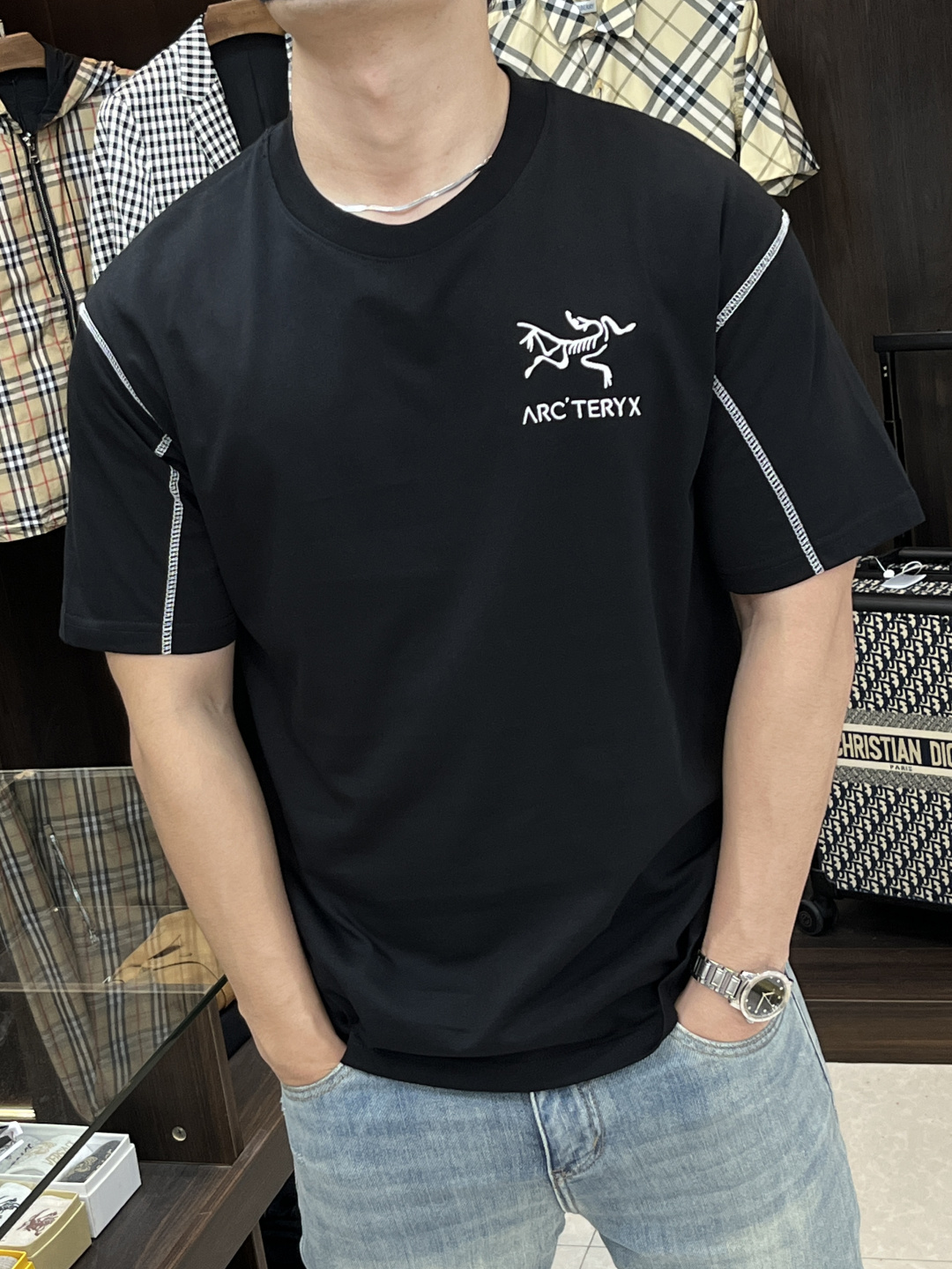 NO:162495,The main recommendation is Archaeopteryx. It is exclusively available for new autumn fashion casual round neck short sleeves, high-density 320g pure cotton fabric, high-end needle embroidery, high-end European version original single T-shirt, trendy and fashionable casual half-sleeved, high breathable and comfortable, impeccable details, brand element design concept, reflecting high quality. It presents casual cut, and the upper body style is excellent!  Code Number M-3XL H2025 new model first release, arc'teryx, T-shirt,tees, t-shirt,alexander wang19860909主推 始祖鸟 独家专供秋季新款时尚休闲圆领短袖,高密度320克纯棉面料,高级密针刺绣、高端欧版原单T恤,潮流时尚休闲半袖 透气舒适度高,细节无可挑剔,品牌元素设计理念,体现高品质.呈现休闲裁剪,上身版型超赞！ 码数M-3XL H2025新款首发,arc'teryx,T-shirt,tees，t-shirt,alexander wang,Men's clothing