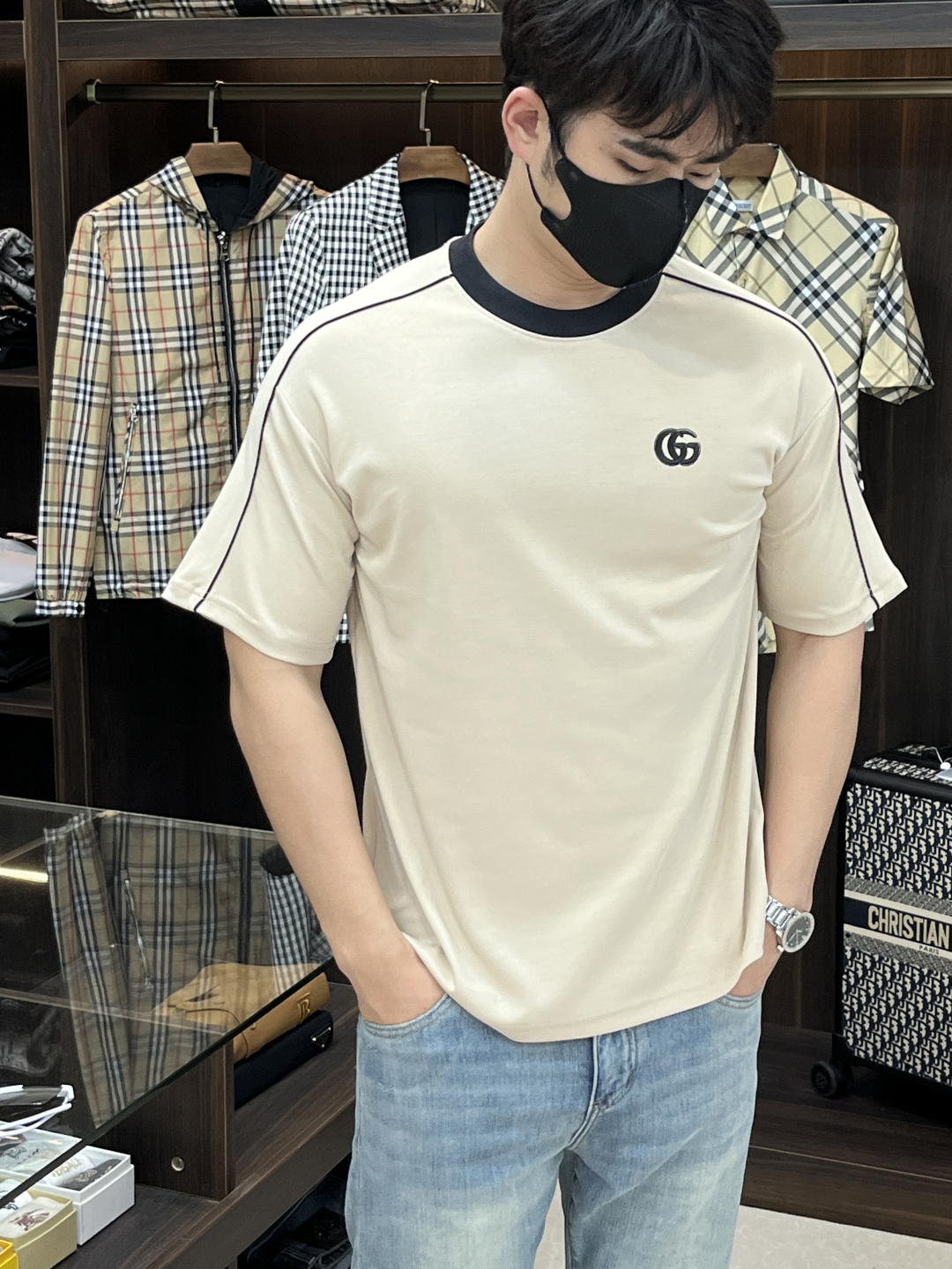 NO:162493,The main recommendation Gucci is exclusively designed for the new autumn Gucci fashion casual round neck short sleeves, high-density 320g pure cotton fabric, high-end needle embroidery, high-end European version original single T-shirt, trendy and fashionable casual half-sleeved, high breathable and comfortable, impeccable details, brand element design concept, reflecting high quality. It presents casual cut, and the upper body style is excellent!  Code Number M-3XL H2025 new model first release, gucci, gucci, T-shirt, tees, t-shirt, alexander wang19860909主推 Gucci 独家专供秋季新款古驰时尚休闲圆领短袖,高密度320克纯棉面料,高级密针刺绣、高端欧版原单T恤,潮流时尚休闲半袖 透气舒适度高,细节无可挑剔,品牌元素设计理念,体现高品质.呈现休闲裁剪,上身版型超赞！ 码数M-3XL H2025新款首发,,gucci,gucci,T-shirt,tees，t-shirt,alexander wang,Men's clothing