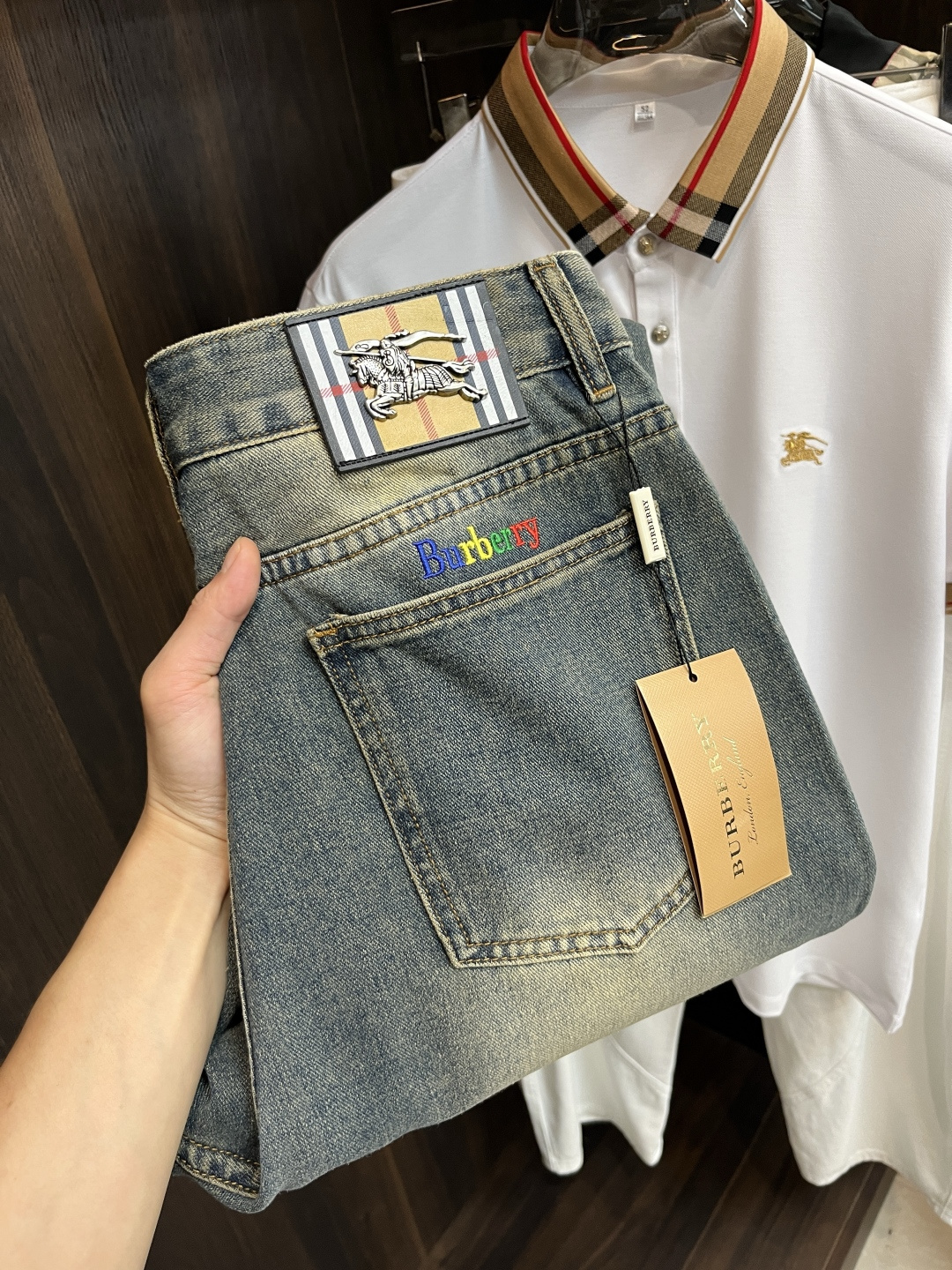 NO:415435,The main recommendation is Burberry exclusively for new models. Burberry trendy men's fashionable casual jeans, high-end European version original single pants, trendy and fashionable casual pants. It has high breathability and comfort, impeccable details, and the brand element design concept reflects high quality. It presents casual cuts, and the upper body style is superb!  Number of codes 29-38 (no 35 37) H2025 new model first release, burberry, burberry, jeans, alexander wang19860909主推 Burberry 独家专供新款 巴宝莉潮男时尚休闲牛仔裤,高端欧版原单裤子,潮流时尚休闲裤子 透气舒适度高,细节无可挑剔,品牌元素设计理念,体现高品质.呈现休闲裁剪,上身版型超赞！ 码数29-38（无35 37） H2025新款首发,,burberry,burberry,jeans,alexander wang,Men's clothing