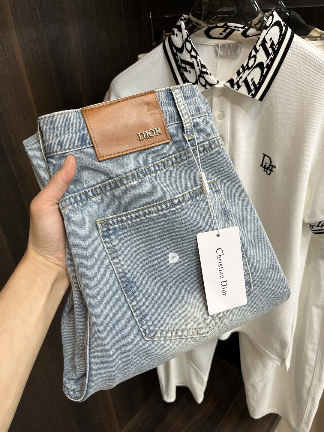 NO:415441,The main recommendation is Dior exclusively for new models. Dior trendy men's fashionable casual jeans, high-end European version original single pants, trendy and fashionable casual pants. It has high breathability and comfort, impeccable details, and the brand element design concept reflects high quality. It presents casual cuts, and the upper body style is superb!  Number of codes 29-38 (no 35 37) H2025 new model first release, dior, dior, jeans, alexander wang19860909主推 Dior 独家专供新款 迪奥潮男时尚休闲牛仔裤,高端欧版原单裤子,潮流时尚休闲裤子 透气舒适度高,细节无可挑剔,品牌元素设计理念,体现高品质.呈现休闲裁剪,上身版型超赞！ 码数29-38（无35 37） H2025新款首发,,dior,dior,jeans,alexander wang,Men's clothing