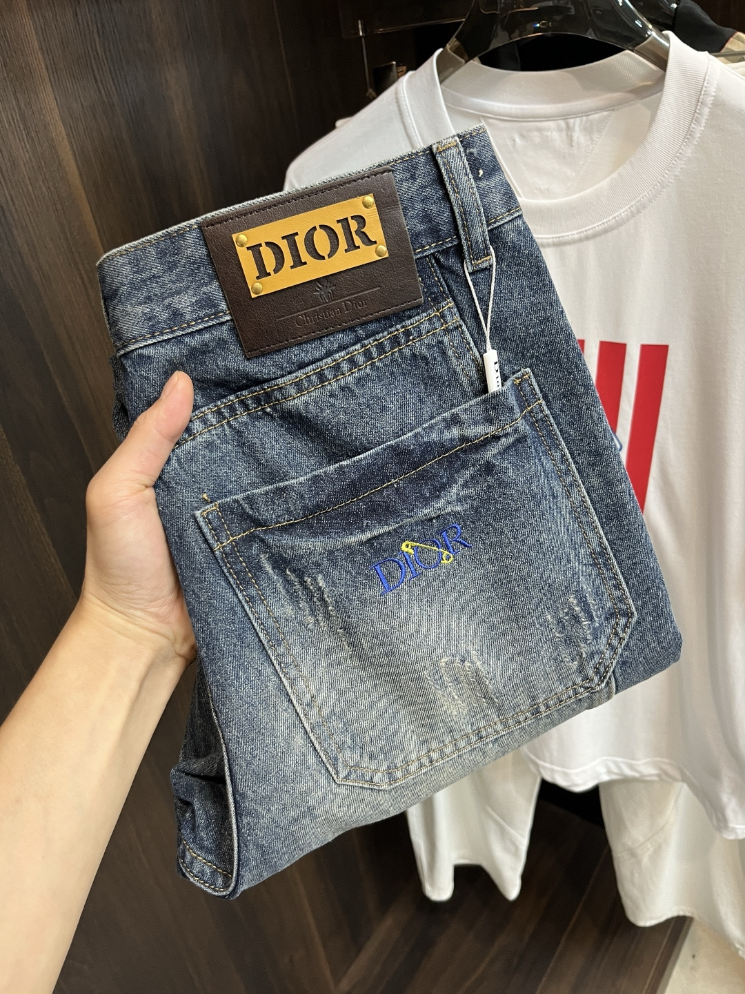 NO:415455,The main recommendation is Dior exclusively for new models. Dior trendy men's fashionable casual jeans, high-end European version original single pants, trendy and fashionable casual pants. It has high breathability and comfort, impeccable details, and the brand element design concept reflects high quality. It presents casual cuts, and the upper body style is superb!  Number of codes 29-38 (no 35 37) H2025 new model first release, dior, dior, jeans, alexander wang19860909主推 Dior 独家专供新款 迪奥潮男时尚休闲牛仔裤,高端欧版原单裤子,潮流时尚休闲裤子 透气舒适度高,细节无可挑剔,品牌元素设计理念,体现高品质.呈现休闲裁剪,上身版型超赞！ 码数29-38（无35 37） H2025新款首发,,dior,dior,jeans,alexander wang,Men's clothing