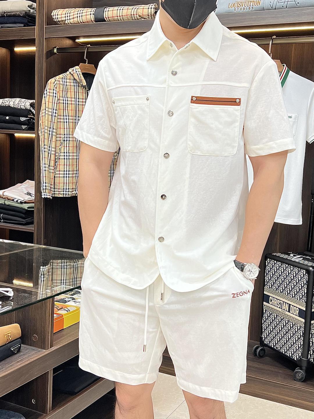 NO:479548,The latest fashion designer Zegna lapel cardigan short-sleeved shorts suit is mainly recommended. The details show the high-end structural tailoring design changes to show the diverse image changes of men, slim and neat, tailoring, and satisfy the popular multi-layered outfits nowadays, and the versatile style of life!  Number of codes 48-56 H new model first release, zegna, shorts, T-shirt, alexander wang19860909主推 Zegna 早春款最新款时尚设计师款杰尼亚翻领开衫短袖短裤套装,处处细节显工艺足够的高级结构性剪裁的设计改变来展现男士多样的形象变化,修身利落、剪裁合体,满足时下正流行的多层次穿搭,生活百搭款式！ 码数48-56 H新款首发,,zegna,shorts,T-shirt,alexander wang,Men's clothing