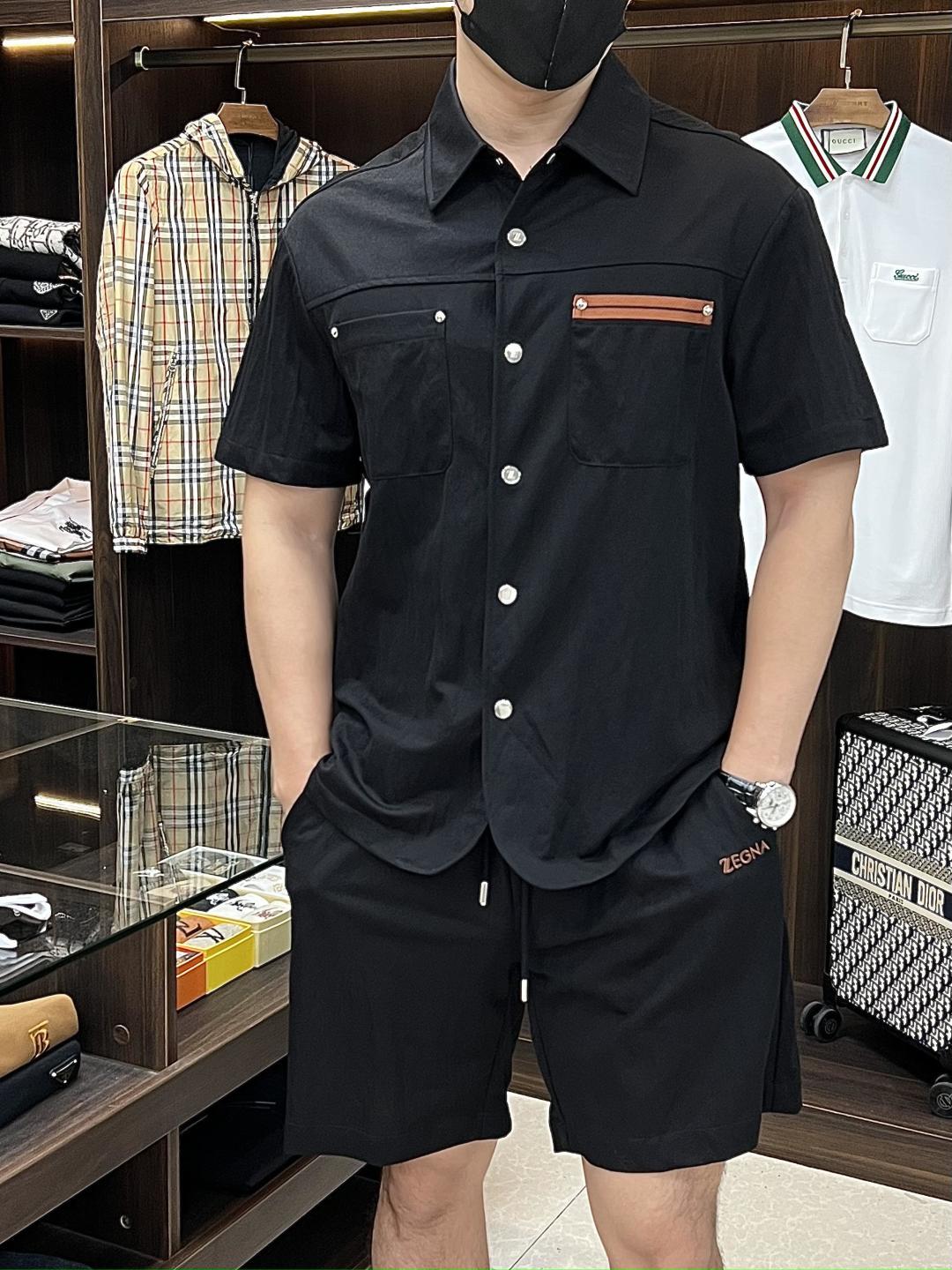 NO:428857,The main recommendation is Zegna early spring 2025 latest fashion designer Jenya lapel cardigan short-sleeved shorts suit. The details show the high-end structural tailoring design changes to show the diverse image changes of men, slim and neat, tailoring, and satisfy the popular multi-layered outfits nowadays, and the versatile style of life!  Number of codes 48-56 H2025 new model first release, zegna, shorts, T-shirt, alexander wang19860909主推 Zegna 早春款2025最新款时尚设计师款杰尼亚翻领开衫短袖短裤套装,处处细节显工艺足够的高级结构性剪裁的设计改变来展现男士多样的形象变化,修身利落、剪裁合体,满足时下正流行的多层次穿搭,生活百搭款式！ 码数48-56 H2025新款首发,,zegna,shorts,T-shirt,alexander wang,Men's clothing