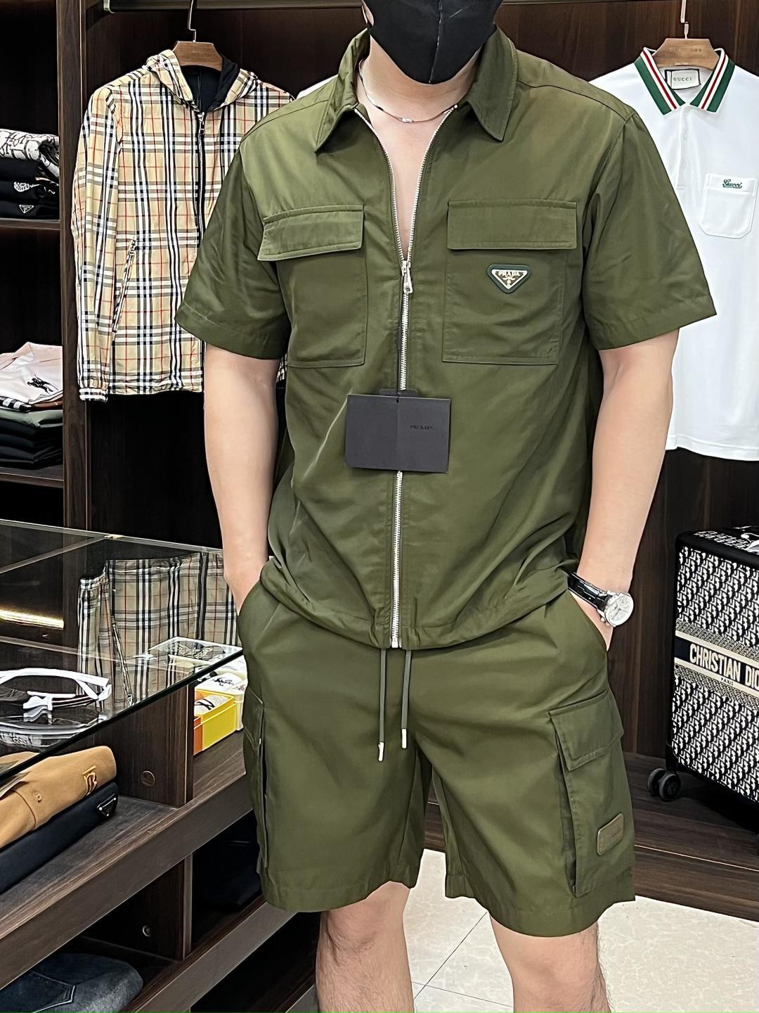 NO:428860,The latest fashion designer Prada Lapel Cardigan Short Sleeve Shorts Set is the main feature of Prada Early Spring 2025. The details show the high-end structural tailoring design changes to show the diverse image changes of men, slim and neat, tailoring, and satisfy the popular multi-layered outfits nowadays, and the versatile style of life!  Number of codes 48-56 H2025 new model first release, prada, prada, shorts, T-shirt, alexander wang19860909主推 Prada 早春款2025最新款时尚设计师款普拉达翻领开衫短袖短裤套装,处处细节显工艺足够的高级结构性剪裁的设计改变来展现男士多样的形象变化,修身利落、剪裁合体,满足时下正流行的多层次穿搭,生活百搭款式！ 码数48-56 H2025新款首发,,prada,prada,shorts,T-shirt,alexander wang,Men's clothing