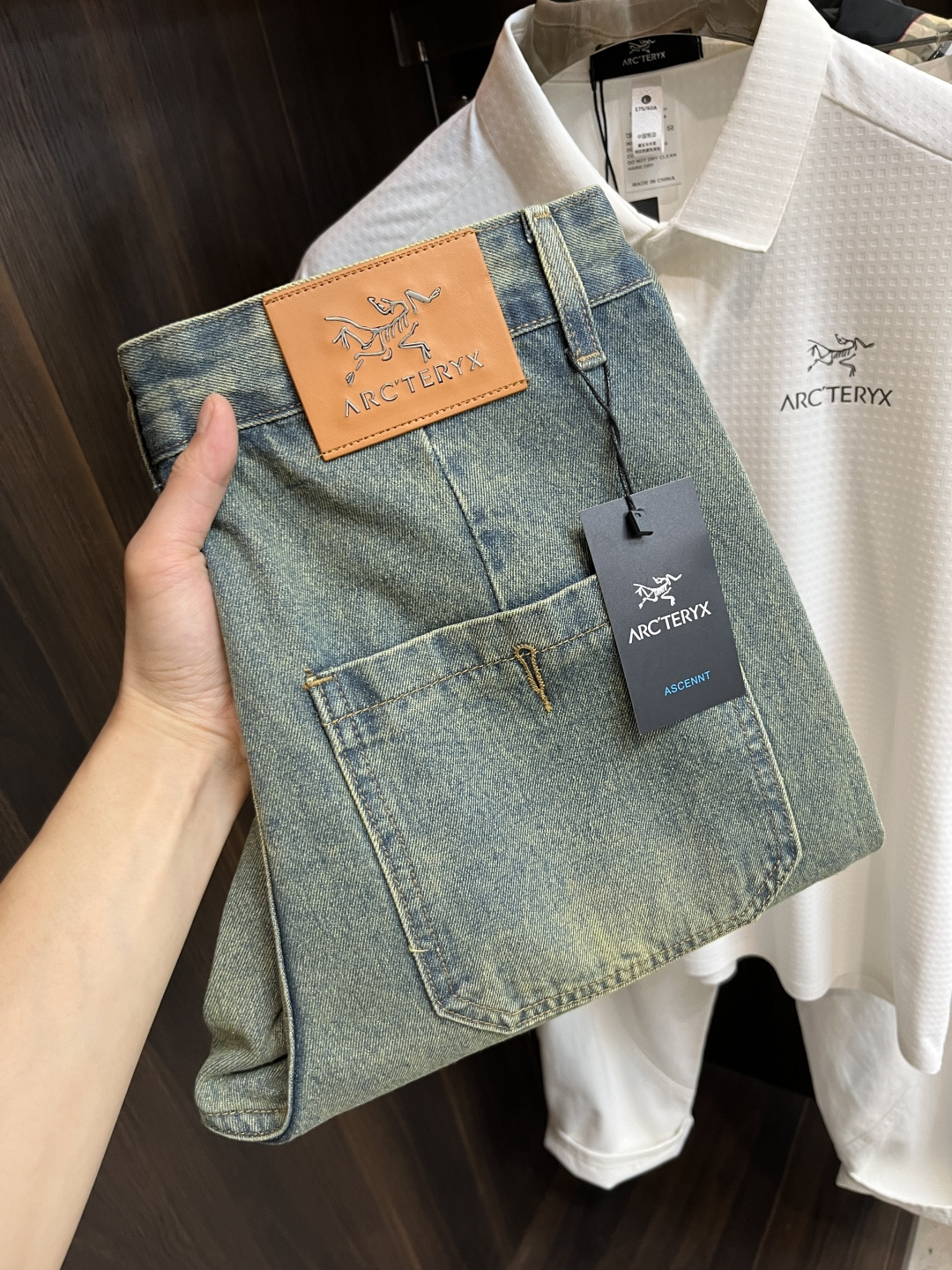 NO:415462,The main recommendation is Archaeopteryx exclusively for new trendy men's fashionable casual jeans, high-end European version original single pants, trendy and fashionable casual pants, high breathability and comfort, impeccable details, brand element design concept, reflecting high quality. It presents casual cut, and the upper body style is superb!  Number of codes 29-38 (no 35 37) H new model first release, arc'teryx, jeans, alexander wang19860909主推 始祖鸟 独家专供新款潮男时尚休闲牛仔裤,高端欧版原单裤子,潮流时尚休闲裤子 透气舒适度高,细节无可挑剔,品牌元素设计理念,体现高品质.呈现休闲裁剪,上身版型超赞！ 码数29-38（无35 37） H新款首发,arc'teryx,jeans,alexander wang,Men's clothing