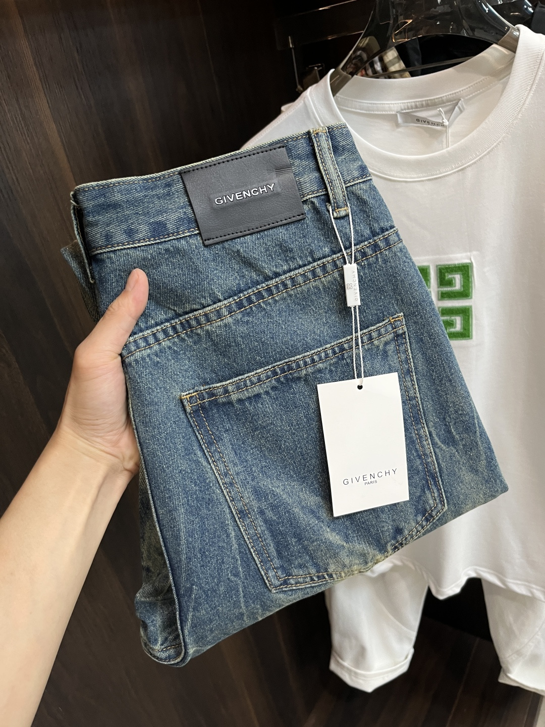 NO:430398,The main recommendation Givenchy is exclusively available for new trendy men's fashionable casual jeans, high-end European version original single pants, trendy and fashionable casual pants. It has high breathability and comfort, impeccable details, and the brand element design concept reflects high quality. It presents casual cuts, and the upper body style is superb!  Number of codes 29-38 (no 35 37) H new model first release, given , given , given , jeans , alexander wang19860909主推 Givenchy 纪梵希 独家专供新款潮男时尚休闲牛仔裤,高端欧版原单裤子,潮流时尚休闲裤子 透气舒适度高,细节无可挑剔,品牌元素设计理念,体现高品质.呈现休闲裁剪,上身版型超赞！ 码数29-38（无35 37） H新款首发,,givenchy,givenchy,jeans,alexander wang,Men's clothing