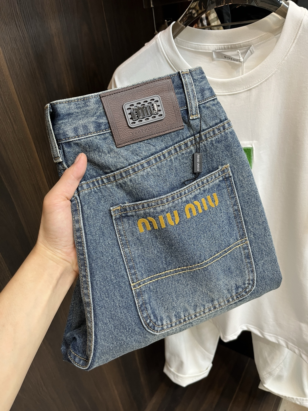 NO:430399,The main recommendation is miumiu, exclusively for new trendy men's fashionable casual jeans, high-end European version original single pants, trendy and fashionable casual pants, high breathability and comfort, impeccable details, brand element design concept, reflecting high quality. It presents casual cut, and the upper body style is superb!  Number of codes 29-38 (no 35 37) H new model first release, miumiu, jeans, alexander wang19860909主推 miumiu 独家专供新款潮男时尚休闲牛仔裤,高端欧版原单裤子,潮流时尚休闲裤子 透气舒适度高,细节无可挑剔,品牌元素设计理念,体现高品质.呈现休闲裁剪,上身版型超赞！ 码数29-38（无35 37） H新款首发,,miumiu,jeans,alexander wang,Men's clothing