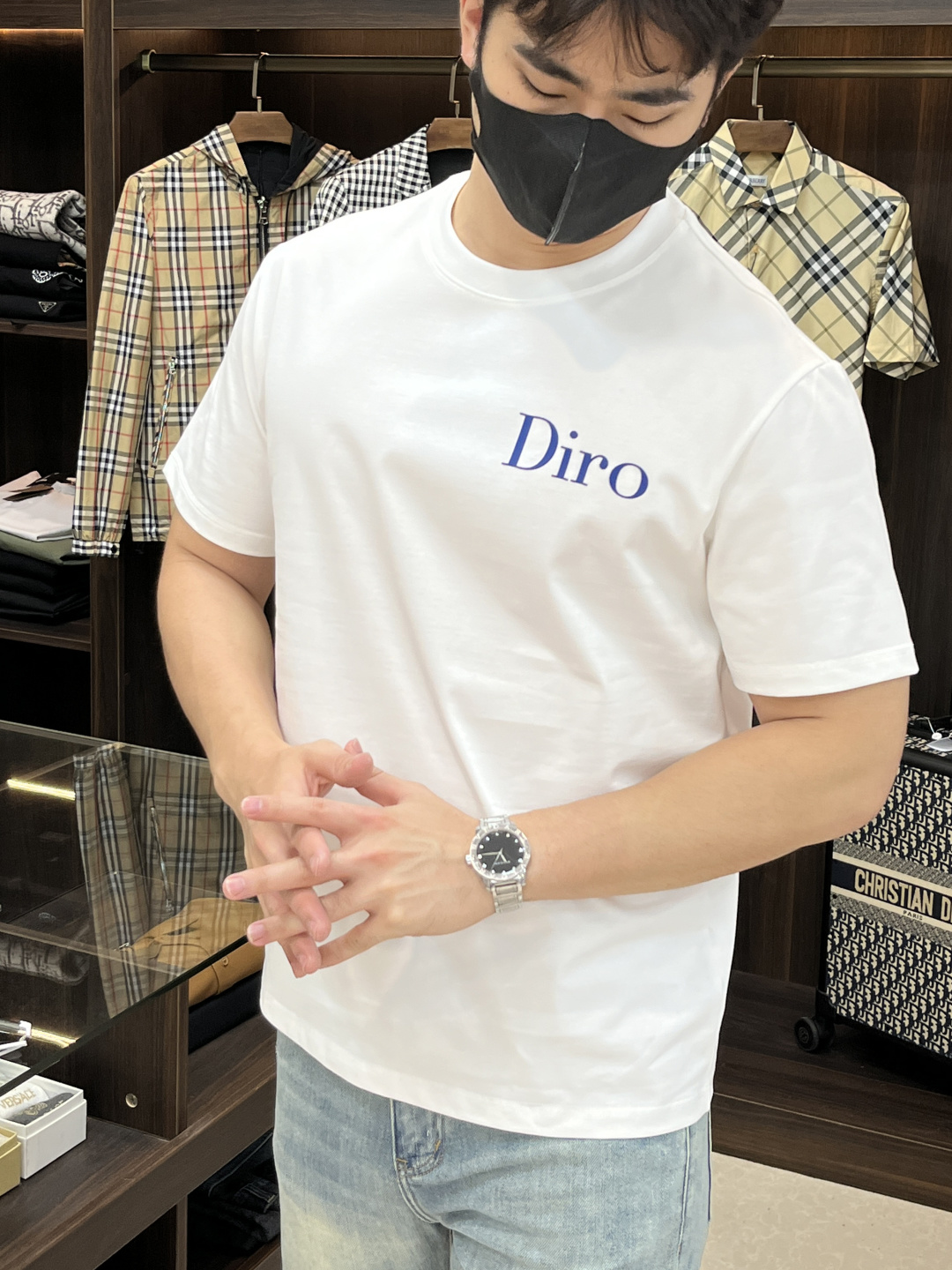 NO:428354,The main recommendation Dior is exclusively designed for the new autumn Dior fashion casual round neck short sleeves, high-density 320 grams pure cotton fabric, high-end needle embroidery, high-end European version original single T-shirt, trendy and fashionable casual half-sleeved, breathable and comfortable, impeccable details, brand element design concept, reflecting high quality. It presents casual cut, and the upper body style is superb!  Code Number M-3XL H2025 new model first release, dior, dior, T-shirt, tees, t-shirt, alexander wang19860909主推 Dior 独家专供秋季新款迪奥时尚休闲圆领短袖,高密度320克纯棉面料,高级密针刺绣、高端欧版原单T恤,潮流时尚休闲半袖 透气舒适度高,细节无可挑剔,品牌元素设计理念,体现高品质.呈现休闲裁剪,上身版型超赞！码数M-3XL H2025新款首发,,dior,dior,T-shirt,tees，t-shirt,alexander wang,Men's clothing