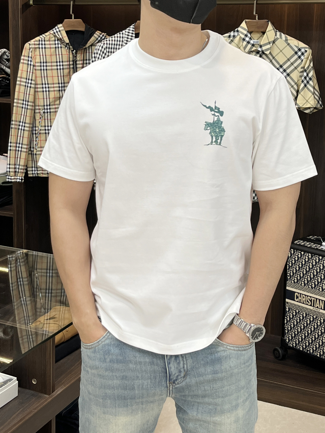 NO:428360,The main recommendation Burberry is exclusively designed for the new autumn Burberry fashion casual round neck short sleeves, high-density 320g pure cotton fabric, high-end needle embroidery, high-end European version original single T-shirt, trendy and fashionable casual half-sleeved, breathable and comfortable, impeccable details, brand element design concept, reflecting high quality. It presents casual cut, and the upper body style is superb!  Code Number M-3XL H2025 new model first launch, burberry, burberry, T-shirt, tees, t-shirt, alexander wang19860909主推 Burberry 独家专供秋季新款巴宝莉时尚休闲圆领短袖,高密度320克纯棉面料,高级密针刺绣、高端欧版原单T恤,潮流时尚休闲半袖 透气舒适度高,细节无可挑剔,品牌元素设计理念,体现高品质.呈现休闲裁剪,上身版型超赞！码数M-3XL H2025新款首发,,burberry,burberry,T-shirt,tees，t-shirt,alexander wang,Men's clothing