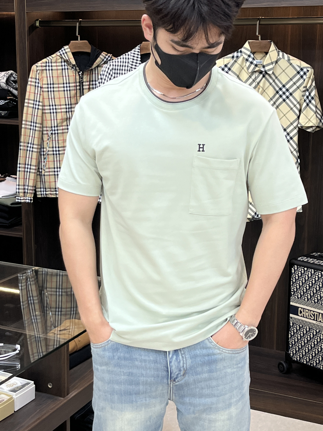 NO:419013,The main recommendation Hermes is exclusively designed for the new autumn Hermes fashion casual round neck short sleeves, high-density 320g pure cotton fabric, high-end needle embroidery, high-end European version original single T-shirt, trendy and fashionable casual half-sleeved, breathable and comfortable, impeccable details, brand element design concept, reflecting high quality. It presents casual cut, and the upper body style is superb!  Code Number M-3XL H2025 new model first release, hermes, hermes, T-shirt, tees, t-shirt, alexander wang19860909主推 Hermes 独家专供秋季新款爱马仕时尚休闲圆领短袖,高密度320克纯棉面料,高级密针刺绣、高端欧版原单T恤,潮流时尚休闲半袖 透气舒适度高,细节无可挑剔,品牌元素设计理念,体现高品质.呈现休闲裁剪,上身版型超赞！码数M-3XL H2025新款首发,,hermes,hermes,T-shirt,tees，t-shirt,alexander wang,Men's clothing