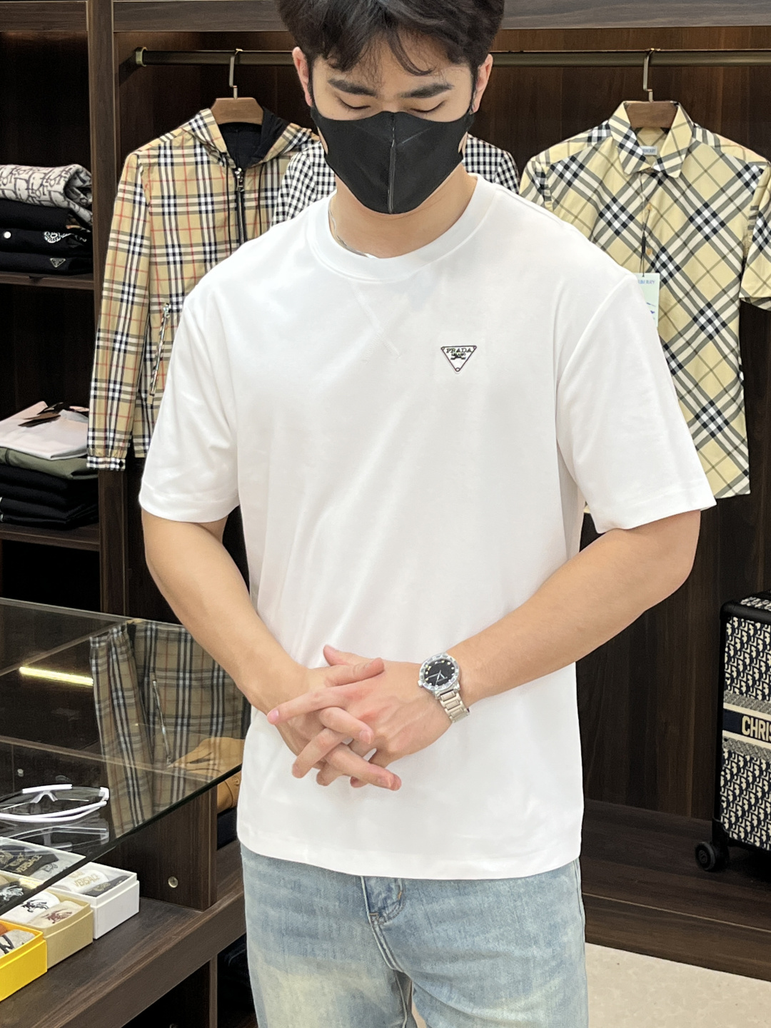 NO:419004,The main recommendation is Prada exclusively for the new autumn Prada fashion casual round neck short sleeves, high-density 320g pure cotton fabric, high-end needle embroidery, high-end European version original single T-shirt, trendy and fashionable casual half-sleeved, high breathable and comfortable, impeccable details, brand element design concept, reflecting high quality. It presents casual cut, and the upper body style is superb!  Code Number M-3XL H2025 new model first release, prada, prada, T-shirt, tees, t-shirt, alexander wang19860909主推 Prada 独家专供秋季新款普拉达时尚休闲圆领短袖,高密度320克纯棉面料,高级密针刺绣、高端欧版原单T恤,潮流时尚休闲半袖 透气舒适度高,细节无可挑剔,品牌元素设计理念,体现高品质.呈现休闲裁剪,上身版型超赞！码数M-3XL H2025新款首发,,prada,prada,T-shirt,tees，t-shirt,alexander wang,Men's clothing