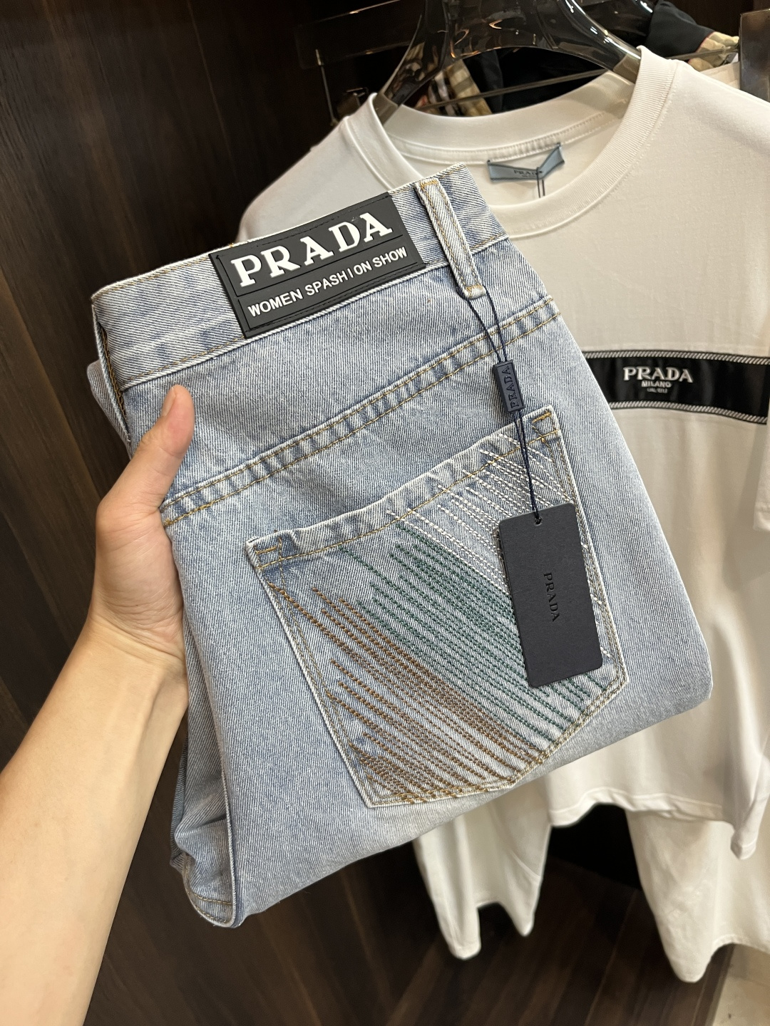NO:419022,The main recommendation is Prada exclusively for new Prada trendy men's fashionable wide-leg jeans, high-end European version original single pants, trendy and fashionable casual pants, breathable and comfortable, impeccable details, brand element design concept, reflecting high quality. It presents casual cut, and the upper body style is superb!  Number of codes 29-38 (no 35 37) H new model first release, prada, prada, jeans, alexander wang19860909主推 Prada 独家专供新款普拉达潮男时尚阔腿牛仔裤,高端欧版原单裤子,潮流时尚休闲裤子 透气舒适度高,细节无可挑剔,品牌元素设计理念,体现高品质.呈现休闲裁剪,上身版型超赞！ 码数29-38（无35 37） H新款首发,,prada,prada,jeans,alexander wang,Men's clothing
