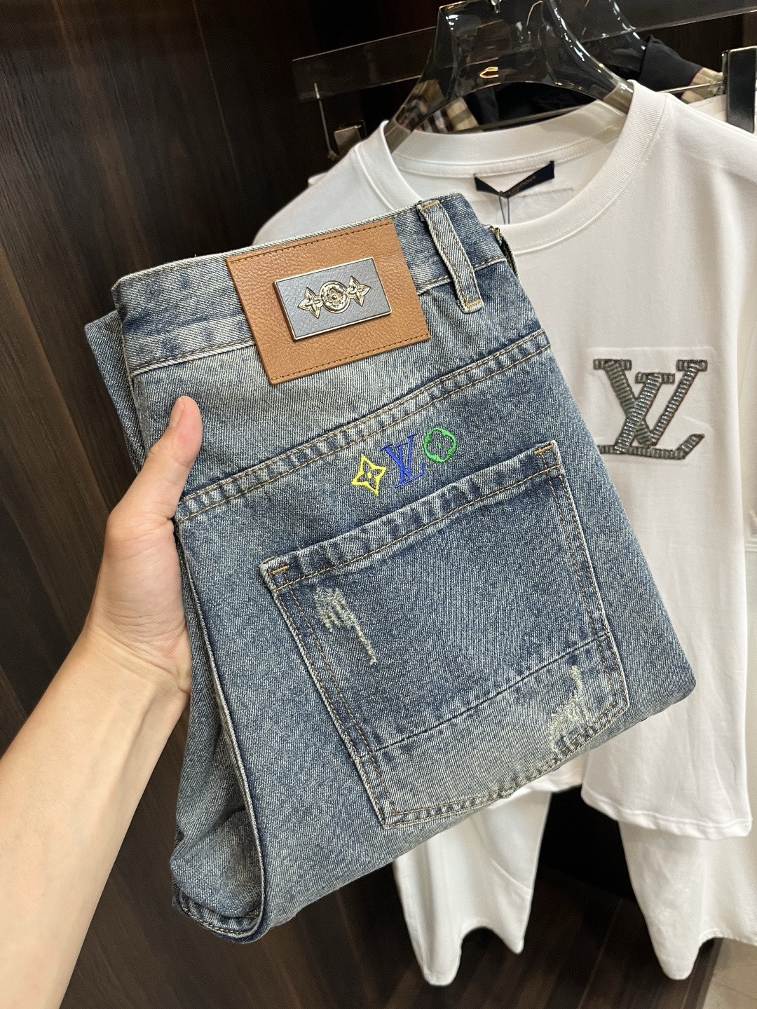 NO:418946,The main recommendation LV is exclusively available for new donkey brand trendy men's fashionable wide-leg jeans, high-end European version original single pants, trendy and fashionable casual pants. It has high breathability and comfort, impeccable details, and the brand element design concept reflects high quality. It presents casual cuts, and the upper body style is superb!  Number of codes 29-38 (no 35 37) H new model first release, louis vuitton, louis vuitton, jeans, alexander wang19860909主推 LV 独家专供新款驴牌潮男时尚阔腿牛仔裤,高端欧版原单裤子,潮流时尚休闲裤子 透气舒适度高,细节无可挑剔,品牌元素设计理念,体现高品质.呈现休闲裁剪,上身版型超赞！ 码数29-38（无35 37） H新款首发,,louis vuitton,louis vuitton,jeans,alexander wang,Men's clothing