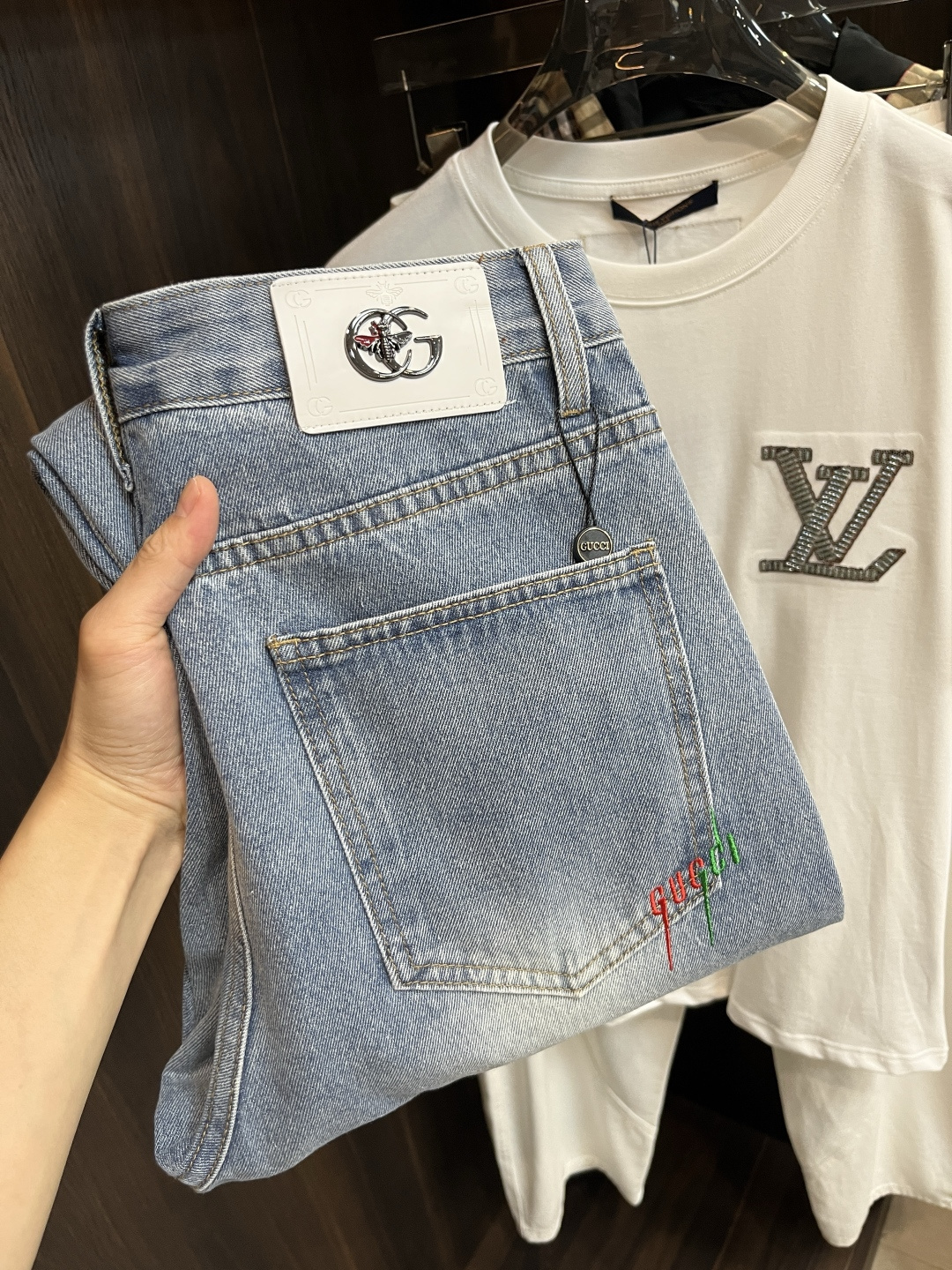 NO:419031,The main recommendation Gucci is exclusively available for new Gucci trendy men's fashionable wide-leg jeans, high-end European version original single pants, trendy and fashionable casual pants, breathable and comfortable, impeccable details, brand element design concept, reflecting high quality. It presents casual cut, and the upper body style is superb!  Number of codes 29-38 (no 35 37) H new model first release, gucci, gucci, jeans, alexander wang19860909主推 Gucci 独家专供新款古驰潮男时尚阔腿牛仔裤,高端欧版原单裤子,潮流时尚休闲裤子 透气舒适度高,细节无可挑剔,品牌元素设计理念,体现高品质.呈现休闲裁剪,上身版型超赞！ 码数29-38（无35 37） H新款首发,,gucci,gucci,jeans,alexander wang,Men's clothing