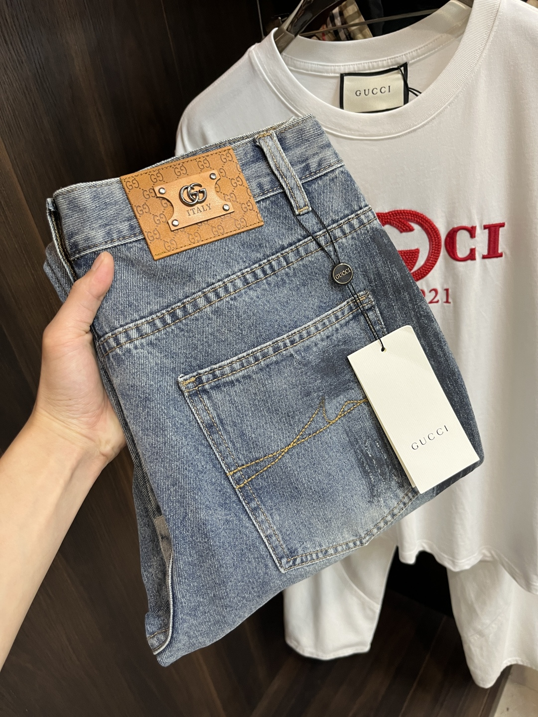 NO:415518,The main recommendation Gucci is exclusively available for new Gucci trendy men's fashionable wide-leg jeans, high-end European version original single pants, trendy and fashionable casual pants, breathable and comfortable, impeccable details, brand element design concept, reflecting high quality. It presents casual cut, and the upper body style is superb!  Number of codes 29-38 (no 35 37) H new model first release, gucci, gucci, jeans, alexander wang19860909主推 Gucci 独家专供新款古驰潮男时尚阔腿牛仔裤,高端欧版原单裤子,潮流时尚休闲裤子 透气舒适度高,细节无可挑剔,品牌元素设计理念,体现高品质.呈现休闲裁剪,上身版型超赞！ 码数29-38（无35 37） H新款首发,,gucci,gucci,jeans,alexander wang,Men's clothing