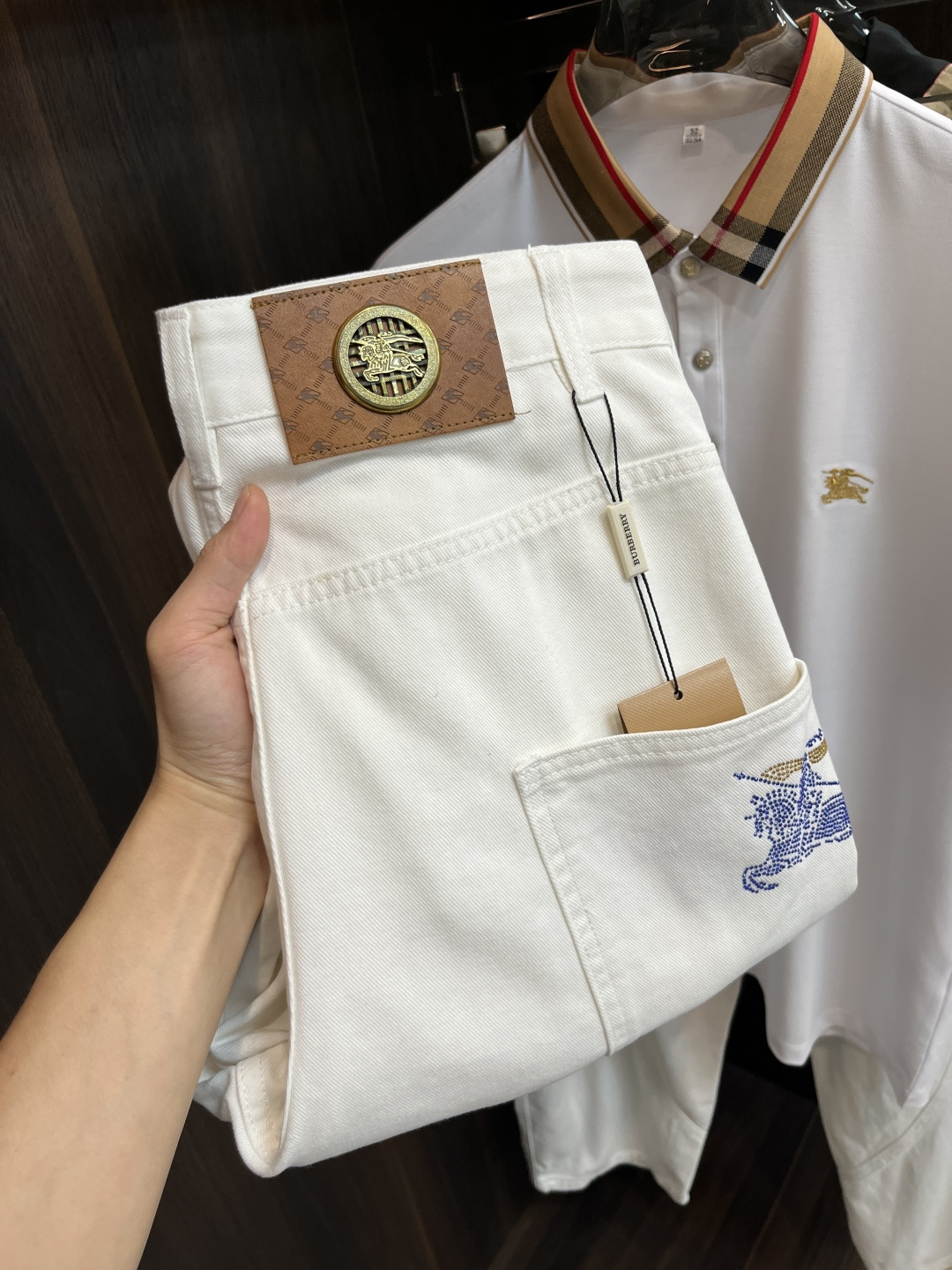 NO:418968,The main recommendation Burberry exclusively offers new Burberry trendy men's fashionable wide-leg jeans, high-end European version original single pants, trendy and fashionable casual pants, high breathability and comfort, impeccable details, brand element design concept, reflecting high quality. It presents casual cut, and the upper body style is superb!  Number of codes 29-38 (no 35 37) H new model first release, burberry, burberry, jeans, alexander wang19860909主推 Burberry 独家专供新款巴宝莉潮男时尚阔腿牛仔裤,高端欧版原单裤子,潮流时尚休闲裤子 透气舒适度高,细节无可挑剔,品牌元素设计理念,体现高品质.呈现休闲裁剪,上身版型超赞！ 码数29-38（无35 37） H新款首发,,burberry,burberry,jeans,alexander wang,Men's clothing