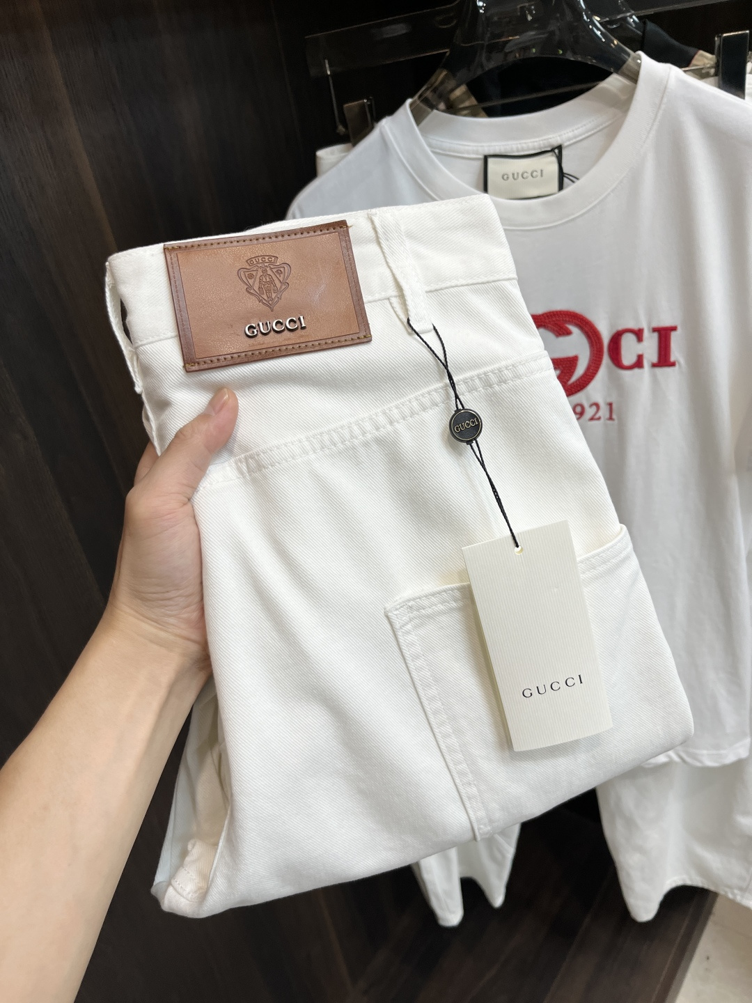 NO:418957,The main recommendation Gucci is exclusively available for new Gucci trendy men's fashionable wide-leg jeans, high-end European version original single pants, trendy and fashionable casual pants, breathable and comfortable, impeccable details, brand element design concept, reflecting high quality. It presents casual cut, and the upper body style is superb!  Number of codes 29-38 (no 35 37) H new model first release, gucci, gucci, jeans, alexander wang19860909主推 Gucci 独家专供新款古驰潮男时尚阔腿牛仔裤,高端欧版原单裤子,潮流时尚休闲裤子 透气舒适度高,细节无可挑剔,品牌元素设计理念,体现高品质.呈现休闲裁剪,上身版型超赞！ 码数29-38（无35 37） H新款首发,,gucci,gucci,jeans,alexander wang,Men's clothing