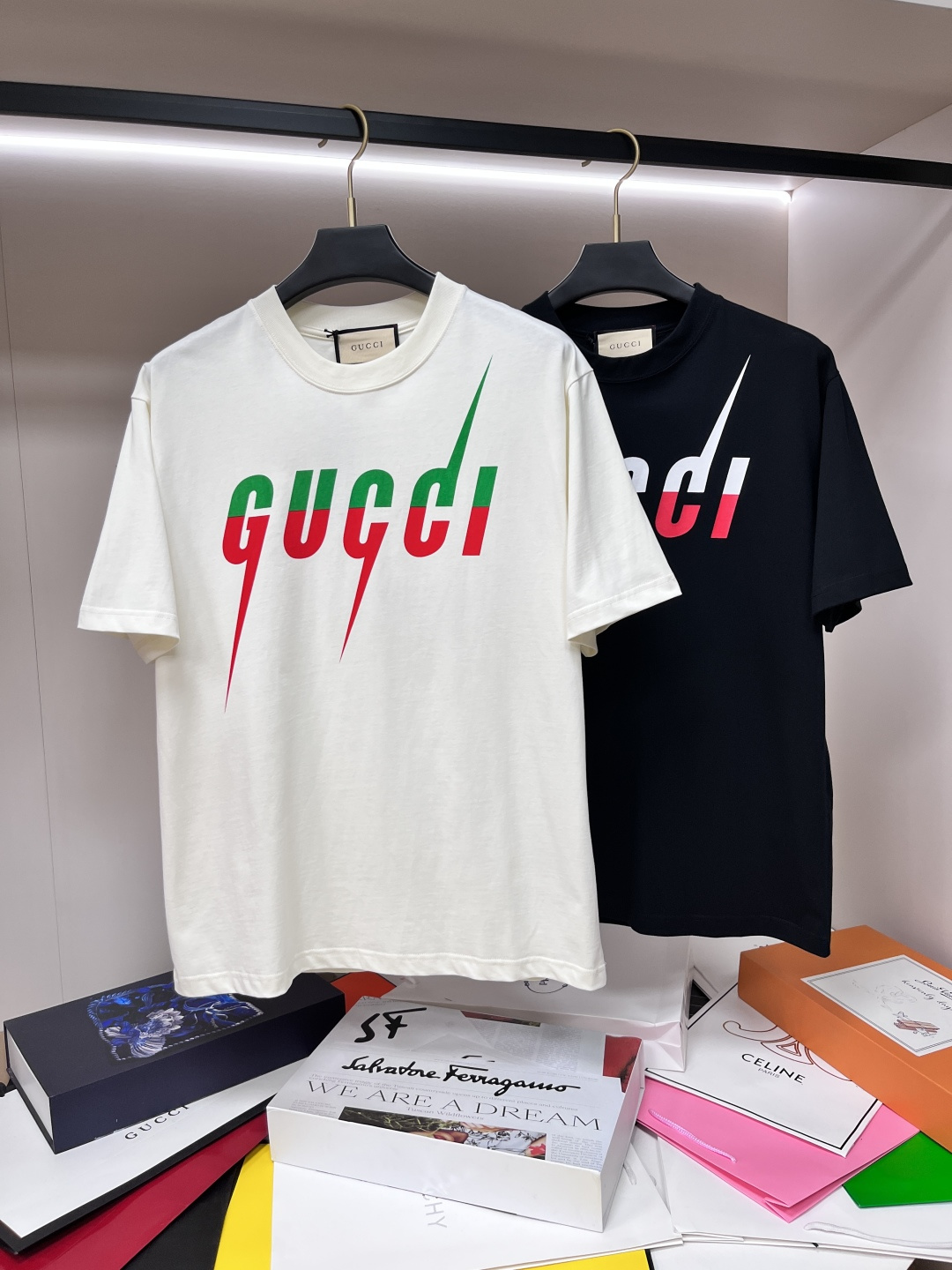 NO:418989,The main recommendation Gucci is exclusively designed for the new spring Gucci fashion casual round neck short sleeves, pure cotton fabric original single craft high-end European version original single T-shirt, trendy and fashionable casual half-sleeved, breathable and comfortable, impeccable details, brand element design concept, reflecting high quality. It presents casual cut, and the upper body style is superb!  Code number Xs-XL H2025 new model first release, gucci, gucci, T-shirt, tees, t-shirt, alexander wang19860909主推 Gucci 独家专供春季新款古驰时尚休闲圆领短袖,纯棉面料原单工艺高端欧版原单T恤,潮流时尚休闲半袖 透气舒适度高,细节无可挑剔,品牌元素设计理念,体现高品质.呈现休闲裁剪,上身版型超赞！ 码数Xs-XL H2025新款首发,,gucci,gucci,T-shirt,tees，t-shirt,alexander wang,Men's clothing