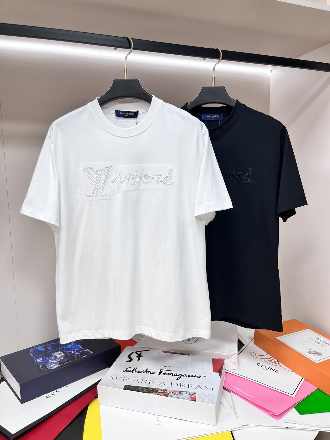 NO:418998,The main recommendation LV is exclusively designed for spring new donkey brand fashionable casual round neck short sleeves, pure cotton fabric original single craft high-end European version original single T-shirt, trendy and fashionable casual half-sleeved, breathable and comfortable, impeccable details, brand element design concept, reflecting high quality. It presents casual cut, and the upper body style is superb!  Code number Xs-XL H2025 new model first release, louis vuitton,louis vuitton,t-shirt,tees,t-shirt,alexander wang19860909主推 LV 独家专供春季新款驴牌时尚休闲圆领短袖,纯棉面料原单工艺高端欧版原单T恤,潮流时尚休闲半袖 透气舒适度高,细节无可挑剔,品牌元素设计理念,体现高品质.呈现休闲裁剪,上身版型超赞！ 码数Xs-XL H2025新款首发,,louis vuitton,louis vuitton,T-shirt,tees，t-shirt,alexander wang,Men's clothing