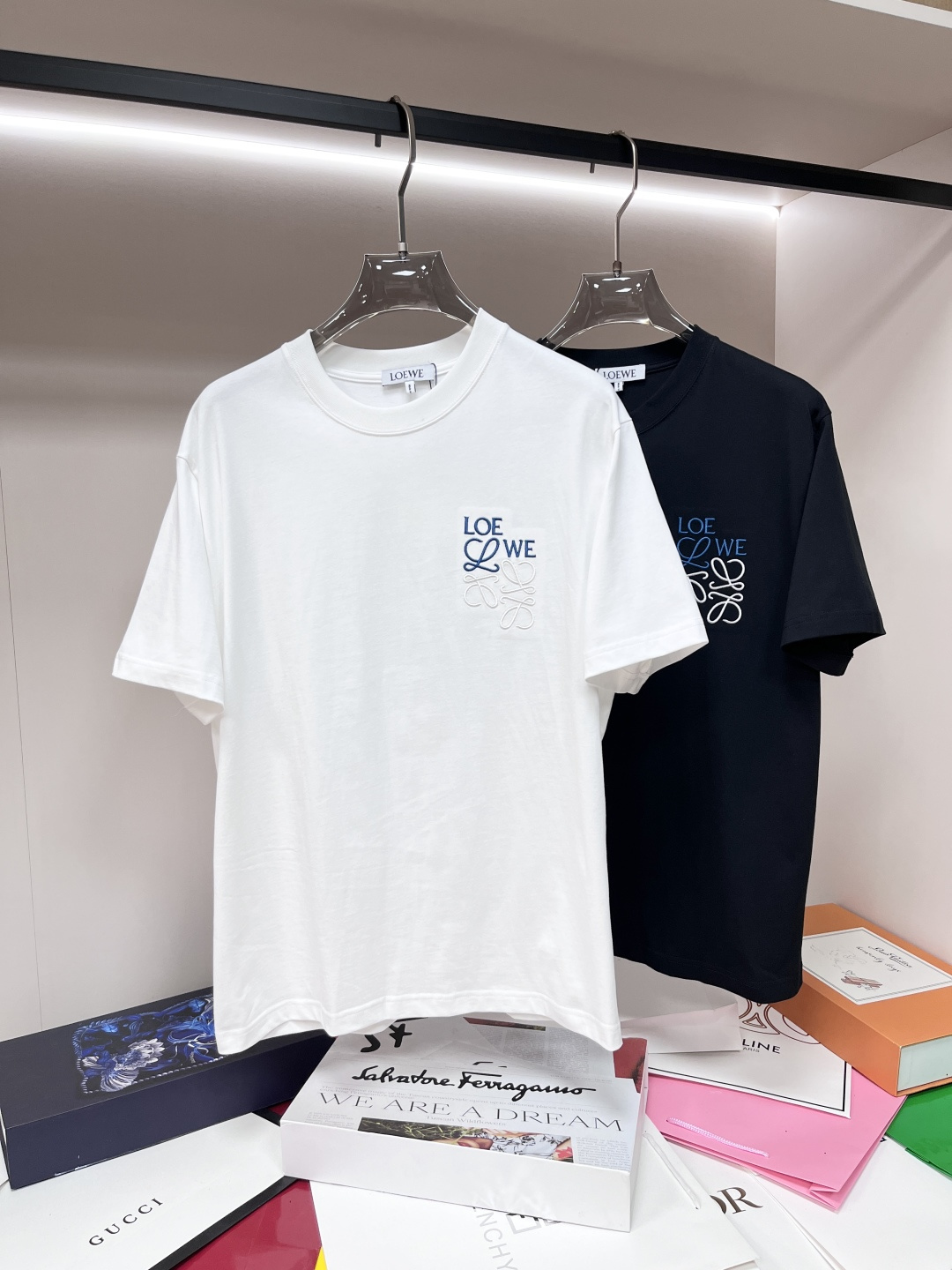 NO:419006,The main recommendation is Loewe. It is exclusively designed for the new spring style of Loewe, the original single craft of pure cotton fabric, the original single European version of the original single T-shirt, the fashionable and casual half-sleeved, the breathable and comfortable, the details are impeccable, the brand element design concept reflects high quality. It presents casual cut, and the upper body style is superb!  Code Number Xs-XL H2025 new model first release, loewe, loewe, T-shirt, tees, t-shirt, alexander wang19860909主推 Loewe 独家专供春季新款罗意威时尚休闲圆领短袖,纯棉面料原单工艺高端欧版原单T恤,潮流时尚休闲半袖 透气舒适度高,细节无可挑剔,品牌元素设计理念,体现高品质.呈现休闲裁剪,上身版型超赞！ 码数Xs-XL H2025新款首发,,loewe,loewe,T-shirt,tees，t-shirt,alexander wang,Men's clothing